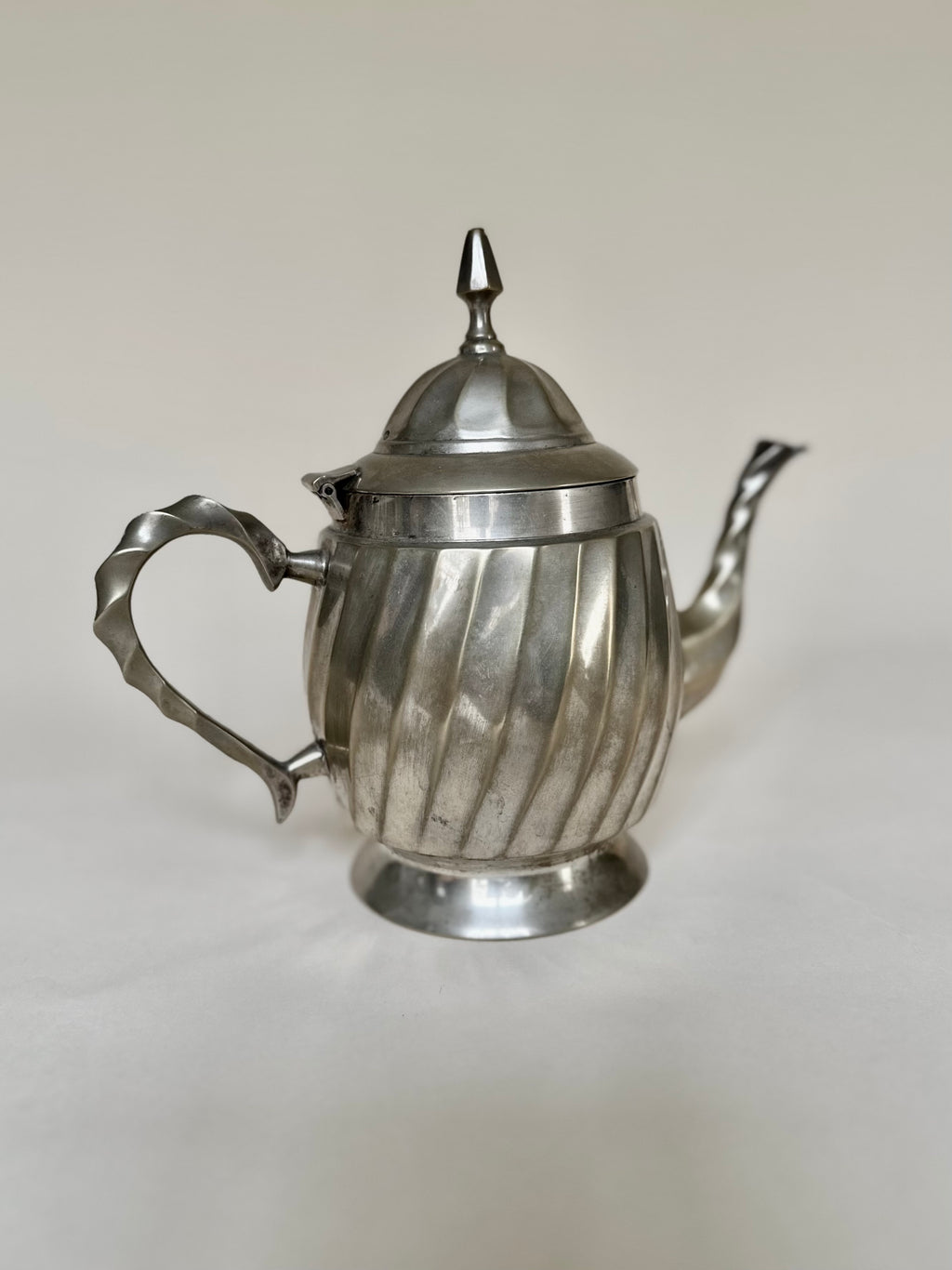 Théière en métal argenté à panse cannelée Art Déco