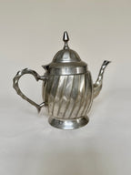 Théière en métal argenté à panse cannelée Art Déco