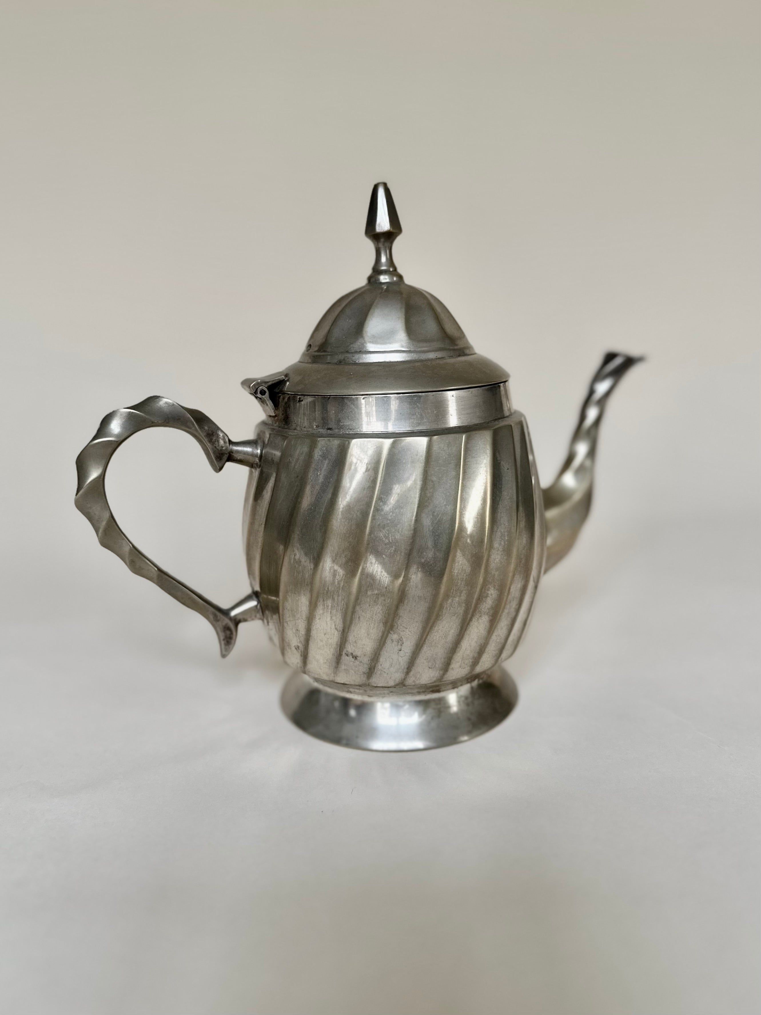 Théière en métal argenté à panse cannelée Art Déco