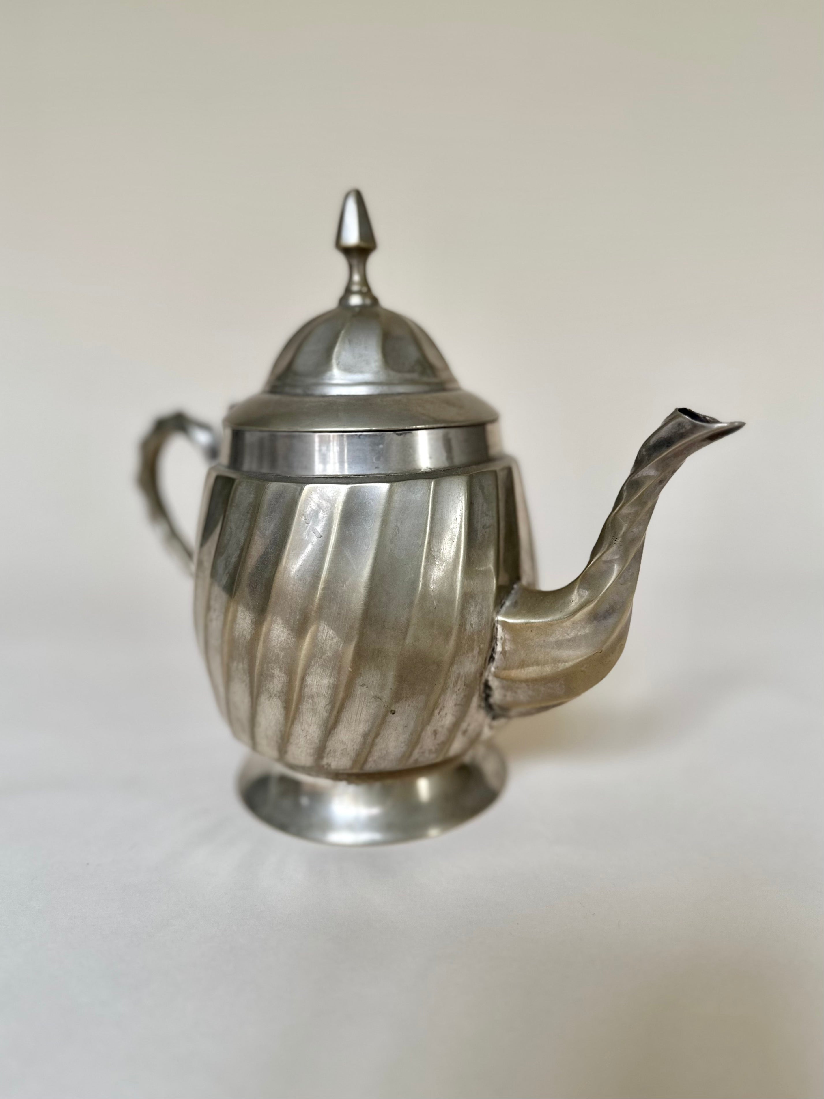 Théière en métal argenté à panse cannelée Art Déco