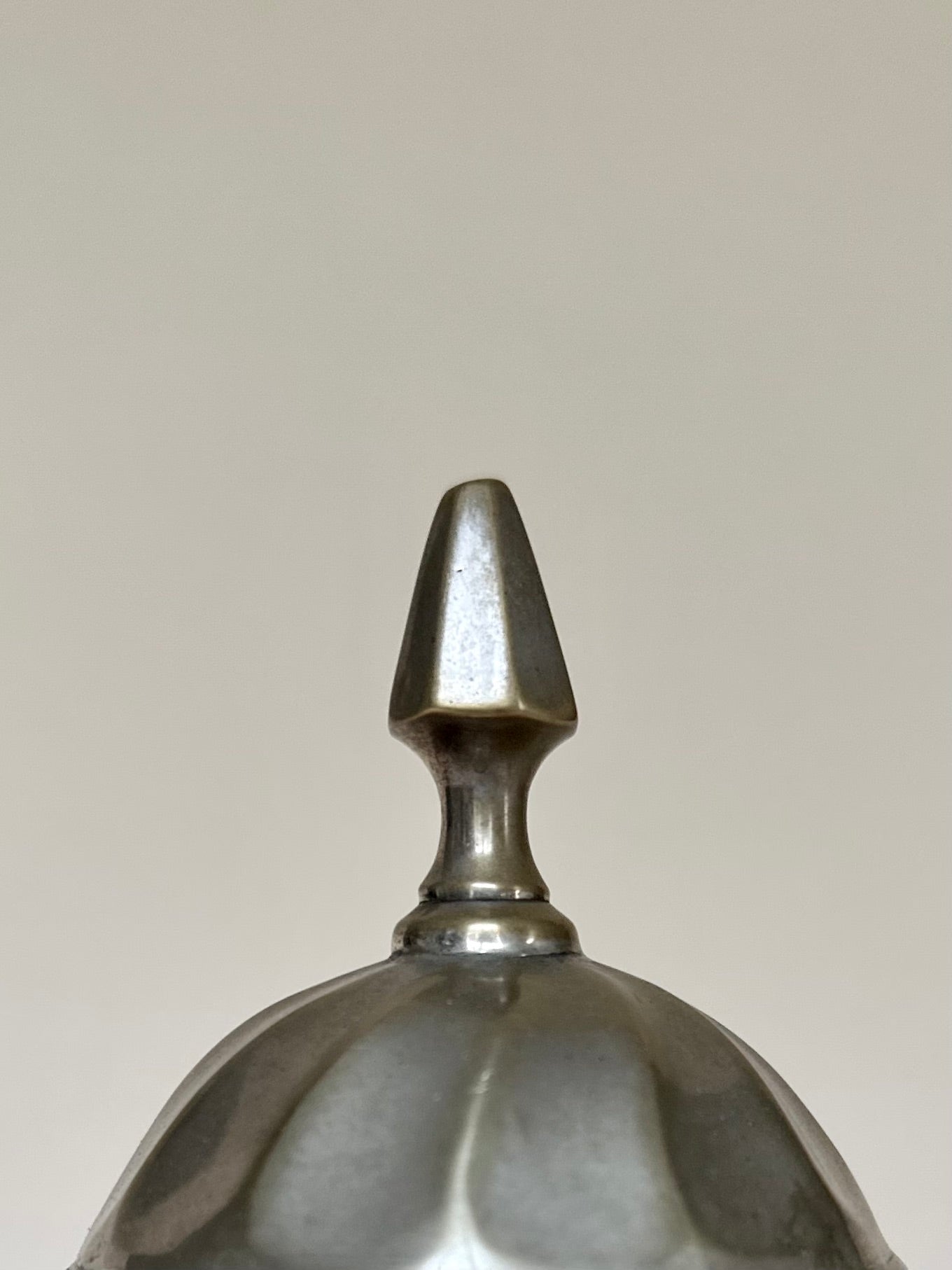 Théière en métal argenté à panse cannelée Art Déco