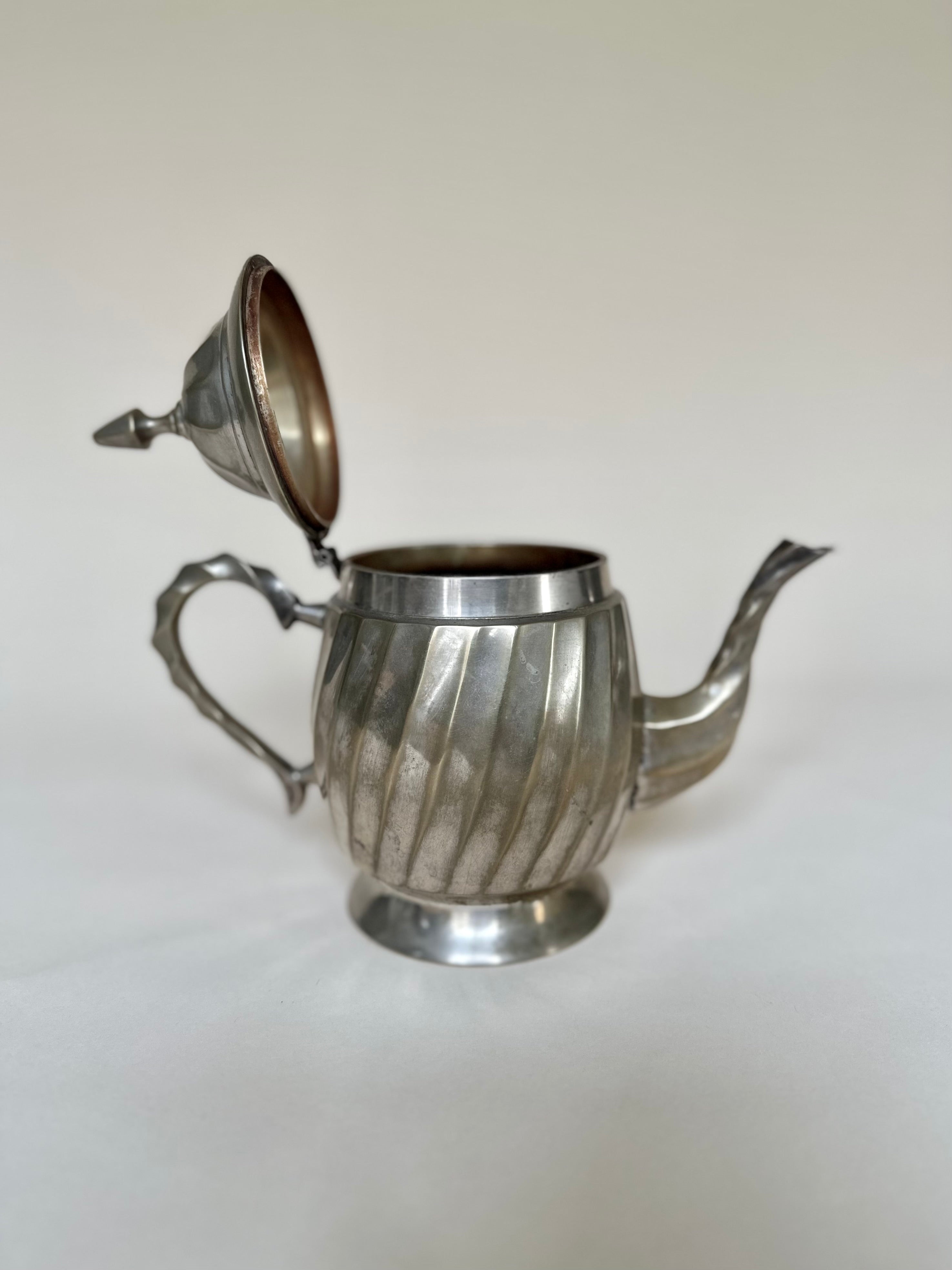 Théière en métal argenté à panse cannelée Art Déco
