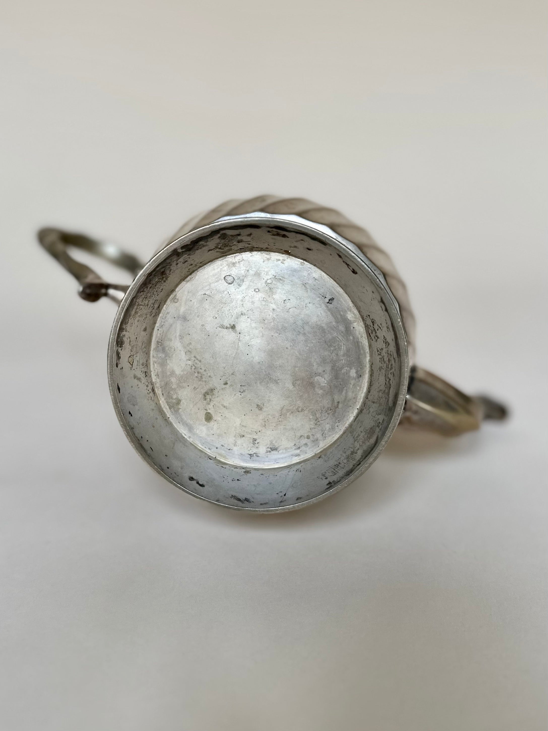 Théière en métal argenté à panse cannelée Art Déco