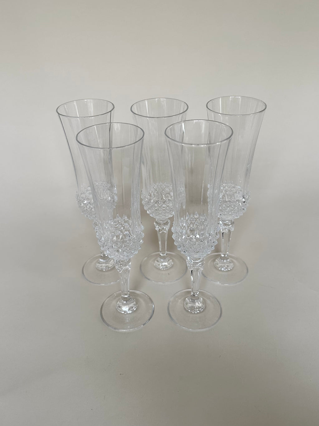 Set de cinq flûtes en verre