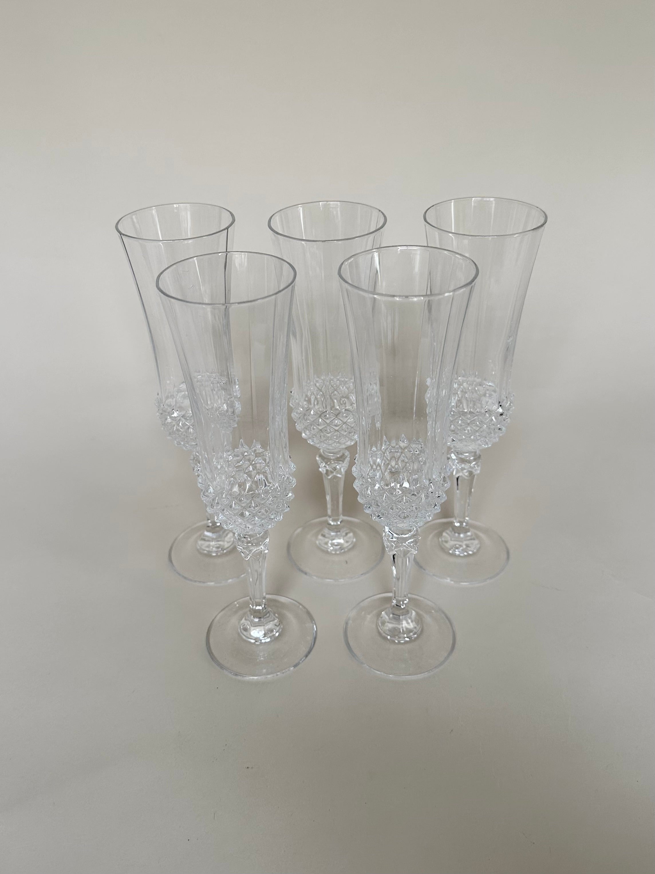 Set de cinq flûtes en verre