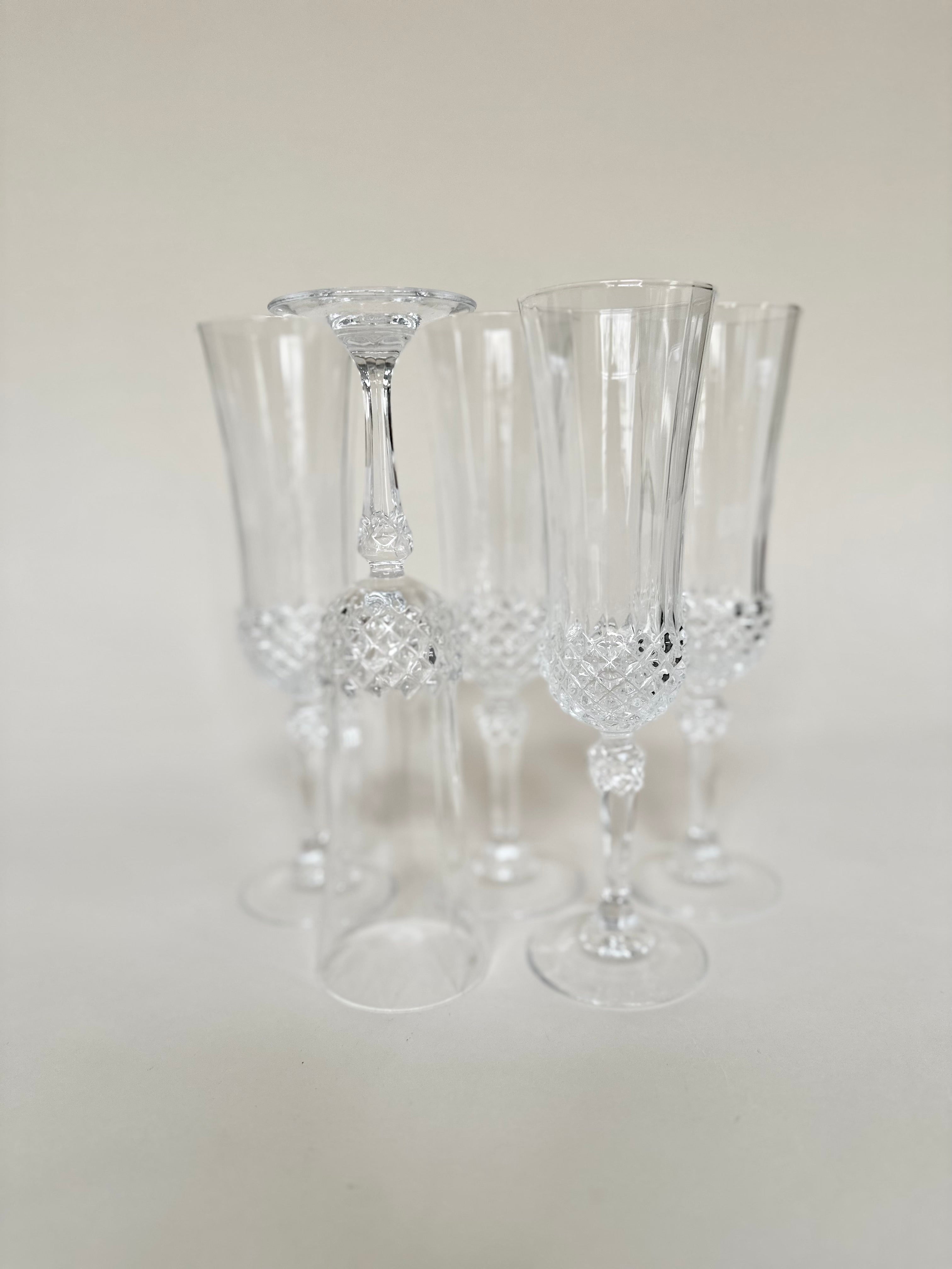 Set de cinq flûtes en verre