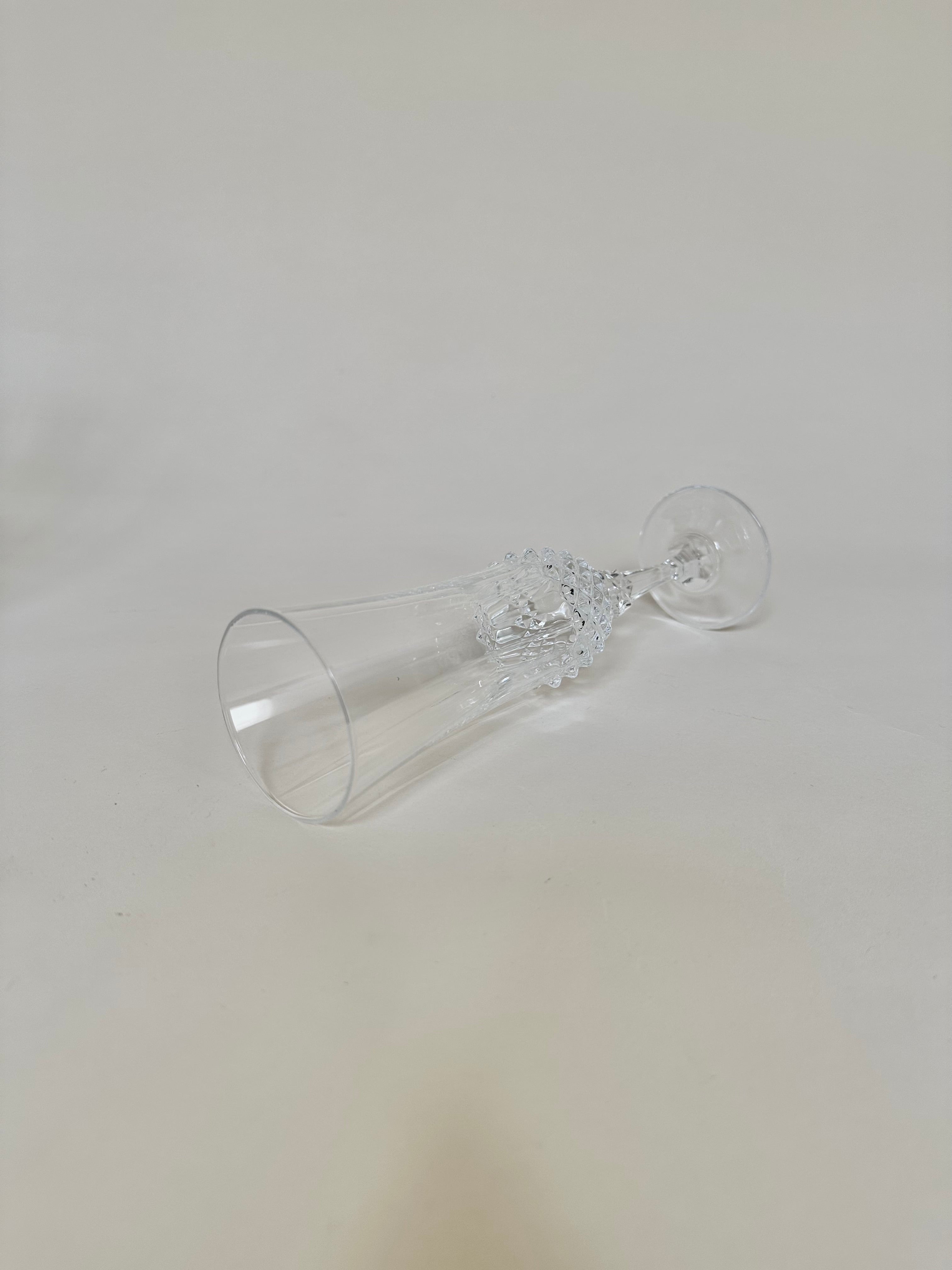 Set de cinq flûtes en verre