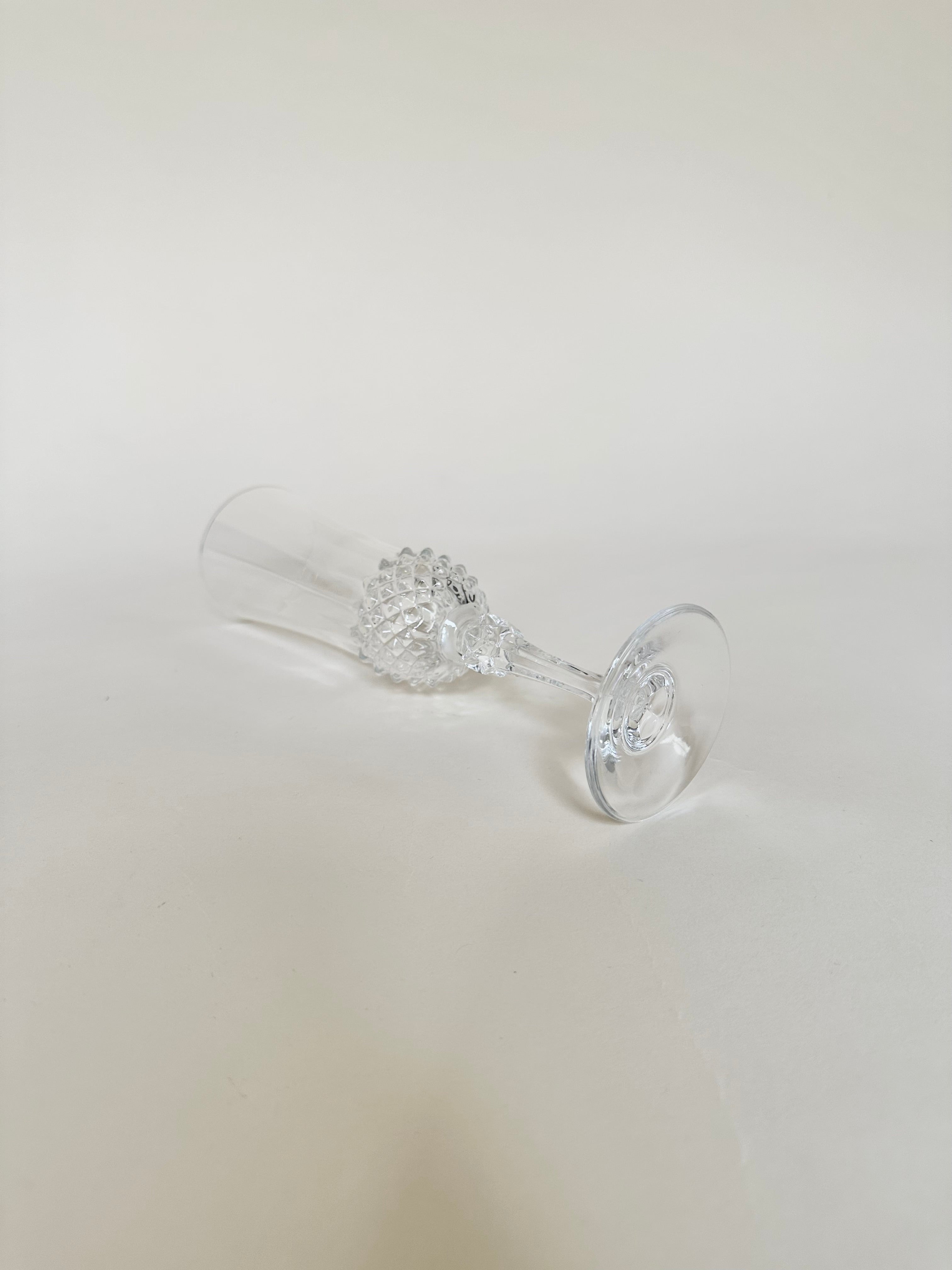 Set de cinq flûtes en verre