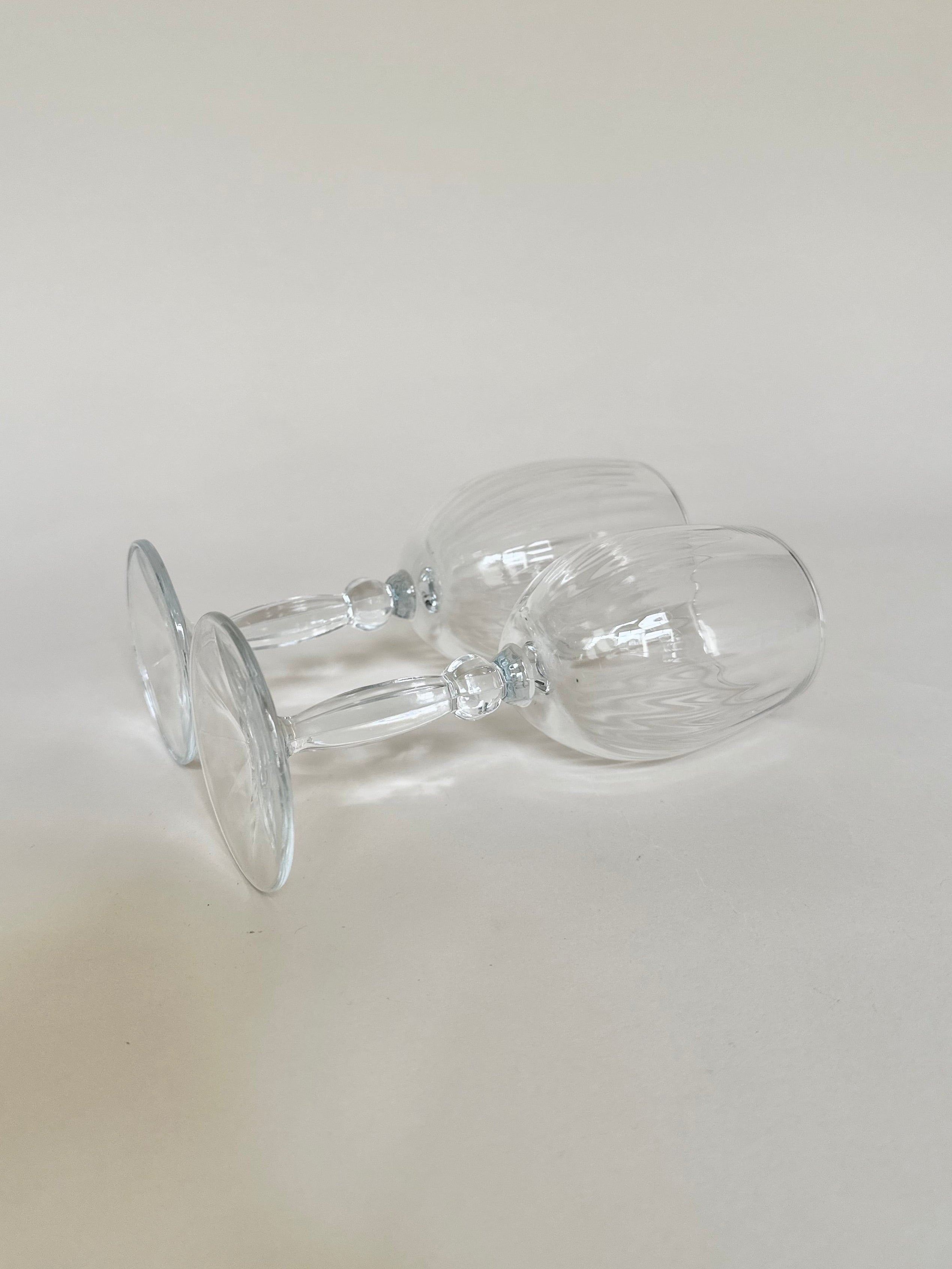 Set de quatre verres à eau et quatre verres à vin