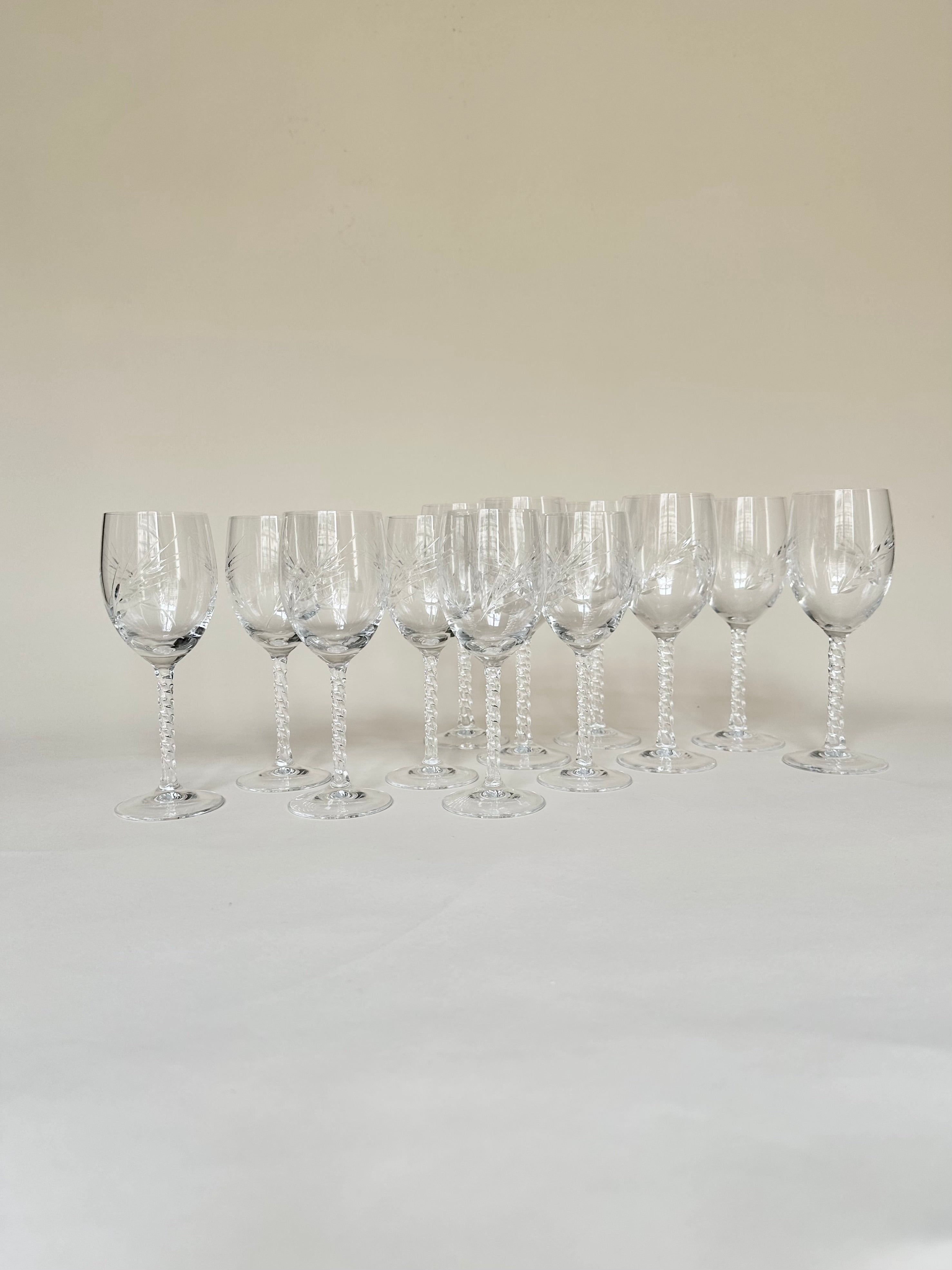Série de six verres à vin et six verres à eau