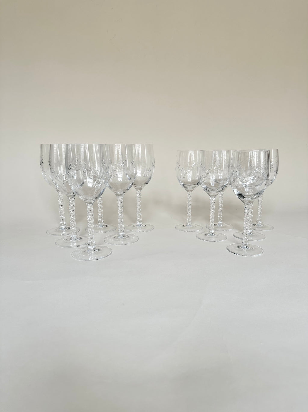 Série de six verres à vin et six verres à eau
