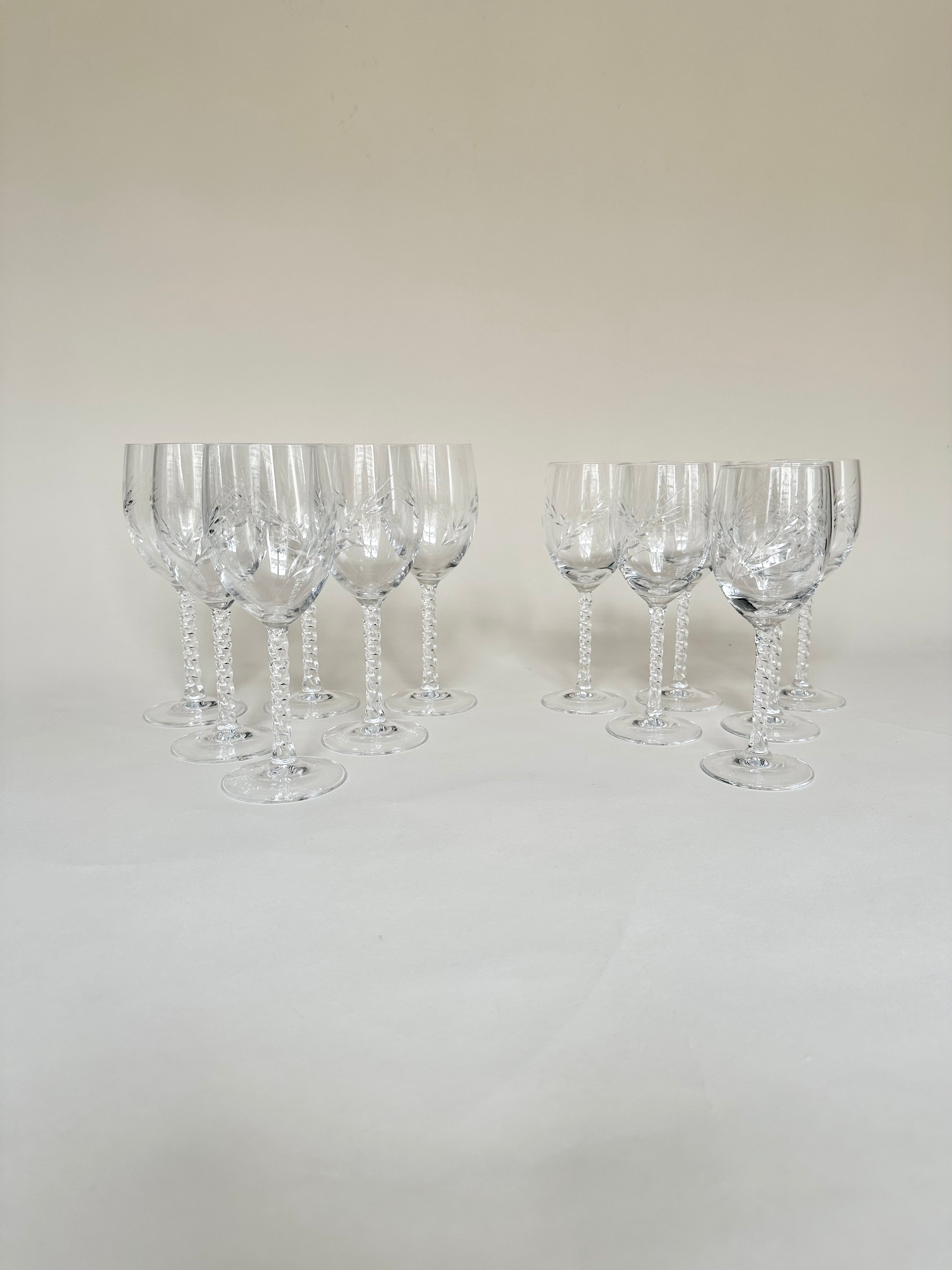 Série de six verres à vin et six verres à eau