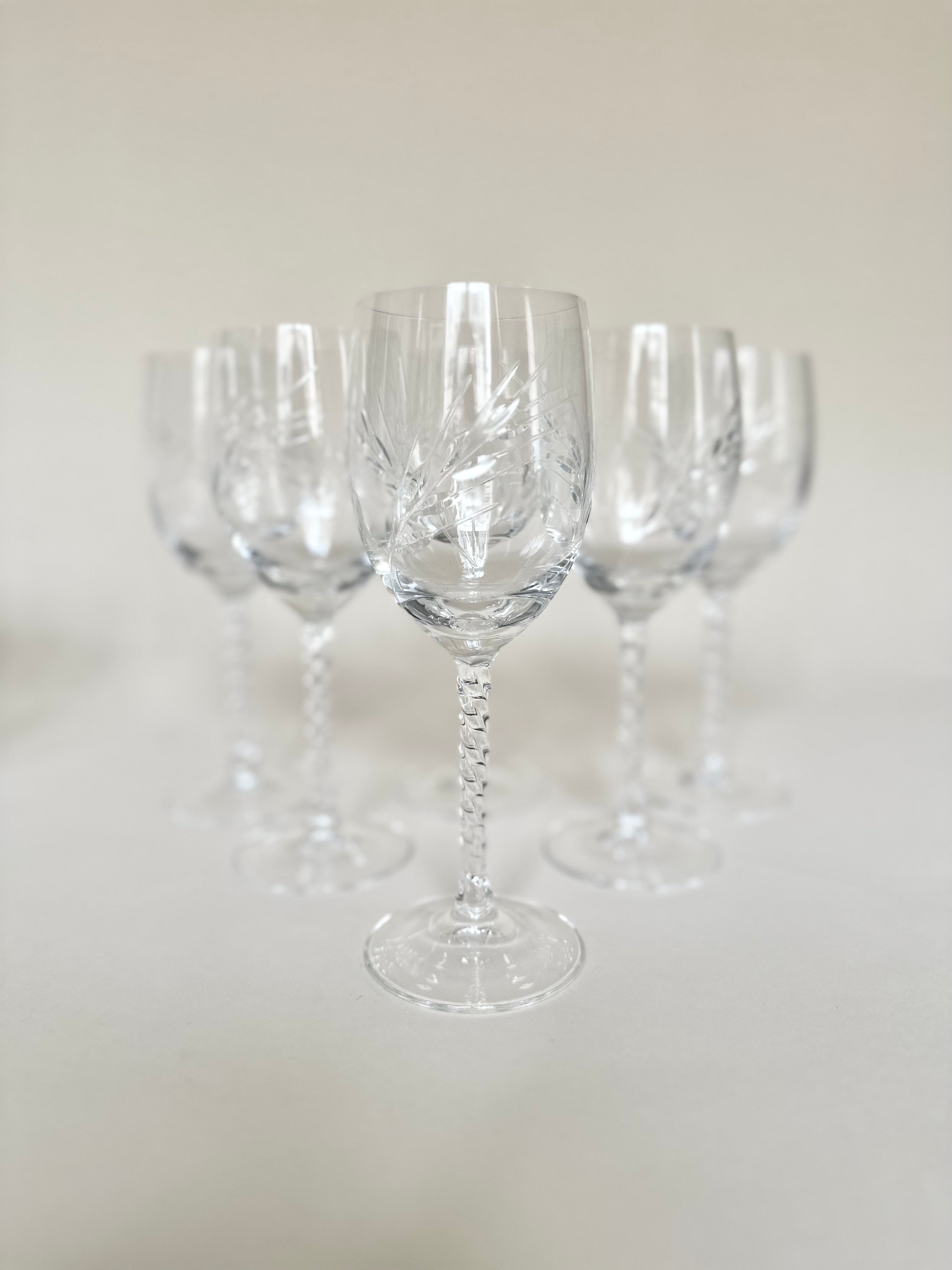 Série de six verres à vin et six verres à eau
