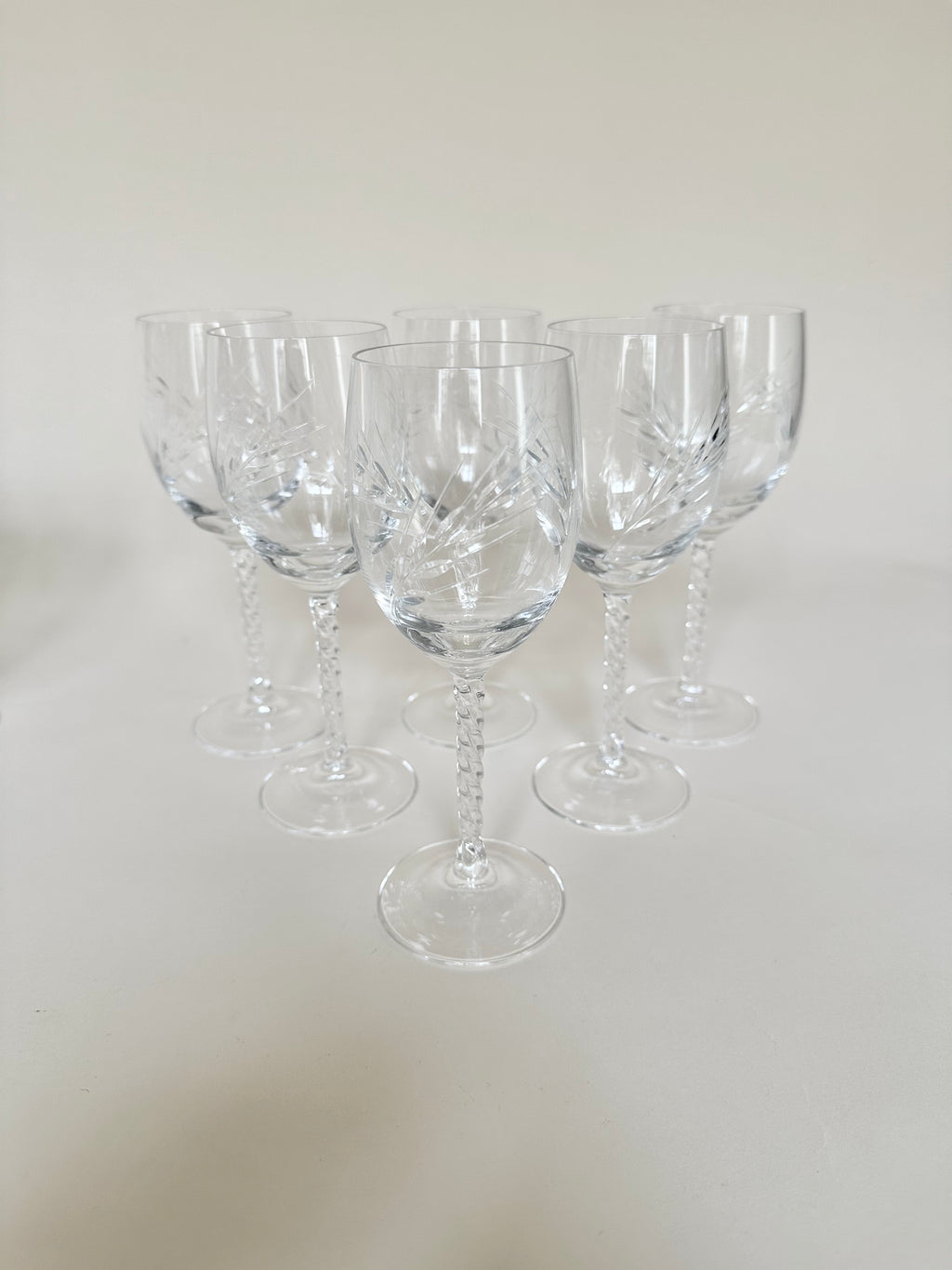 Série de six verres à vin et six verres à eau