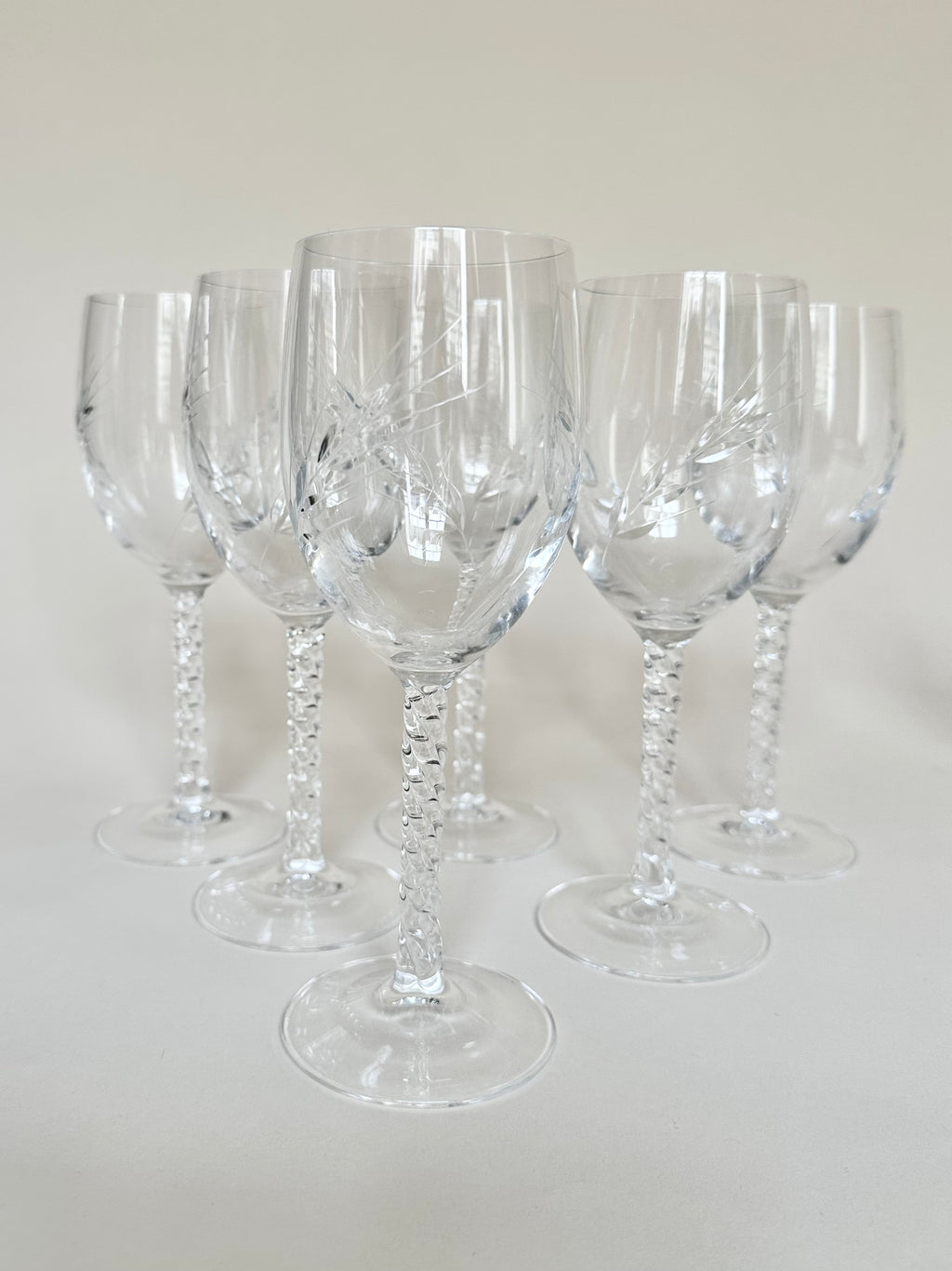 Série de six verres à vin et six verres à eau