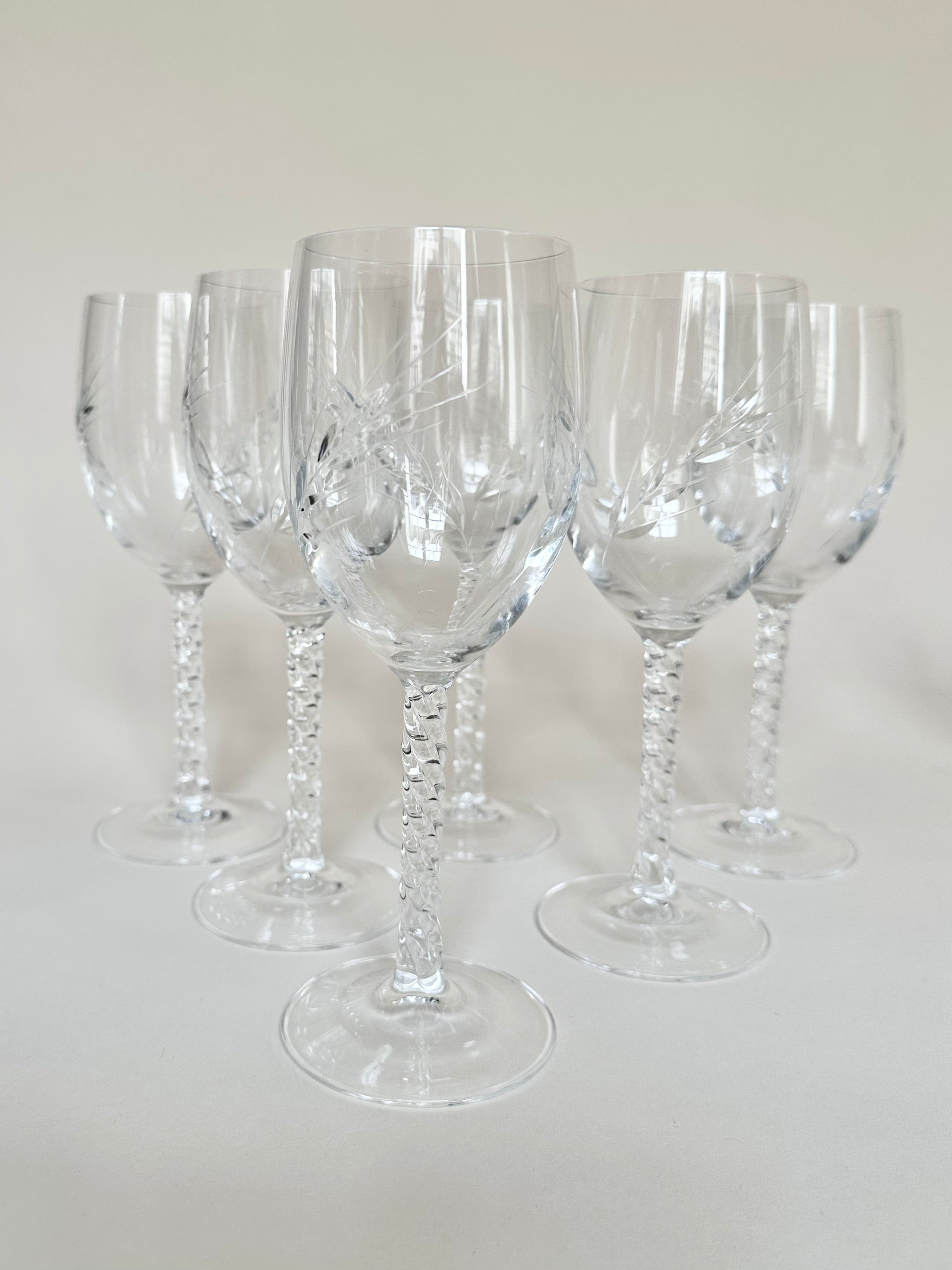 Série de six verres à vin et six verres à eau