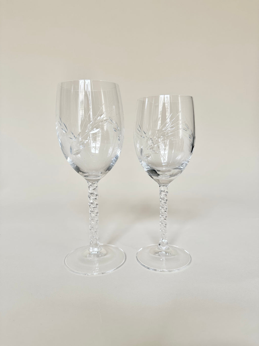 Série de six verres à vin et six verres à eau