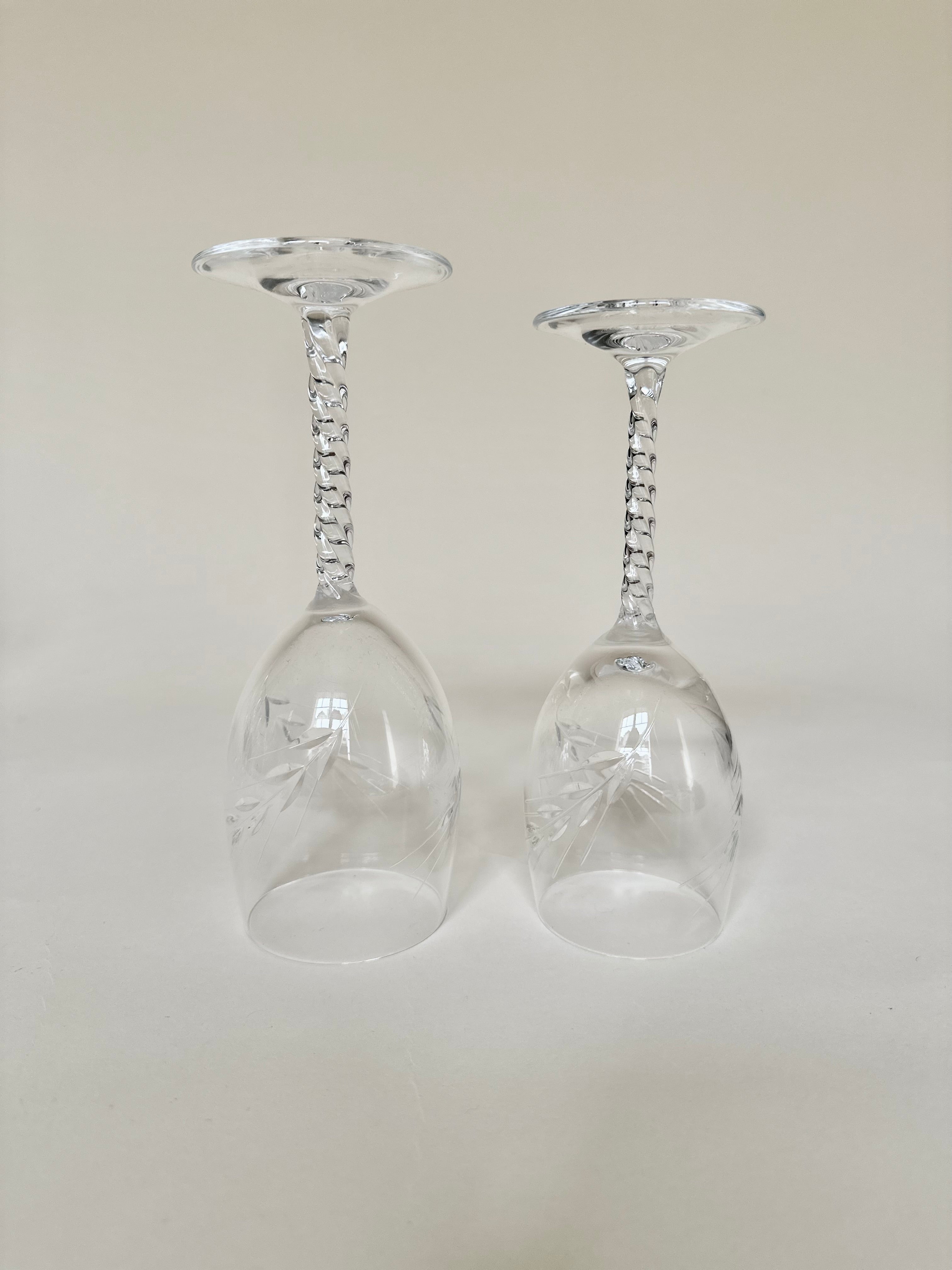 Série de six verres à vin et six verres à eau