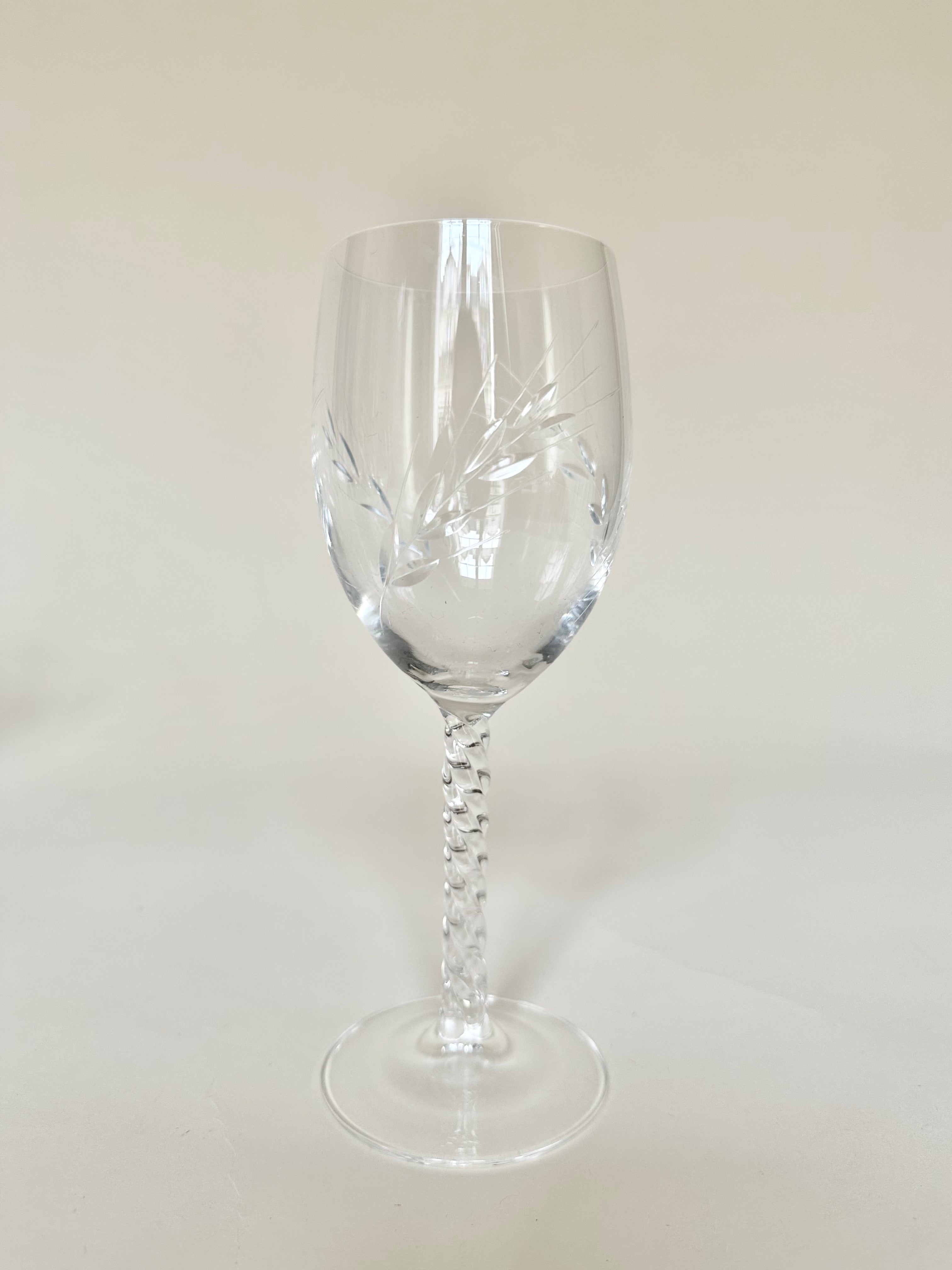 Série de six verres à vin et six verres à eau