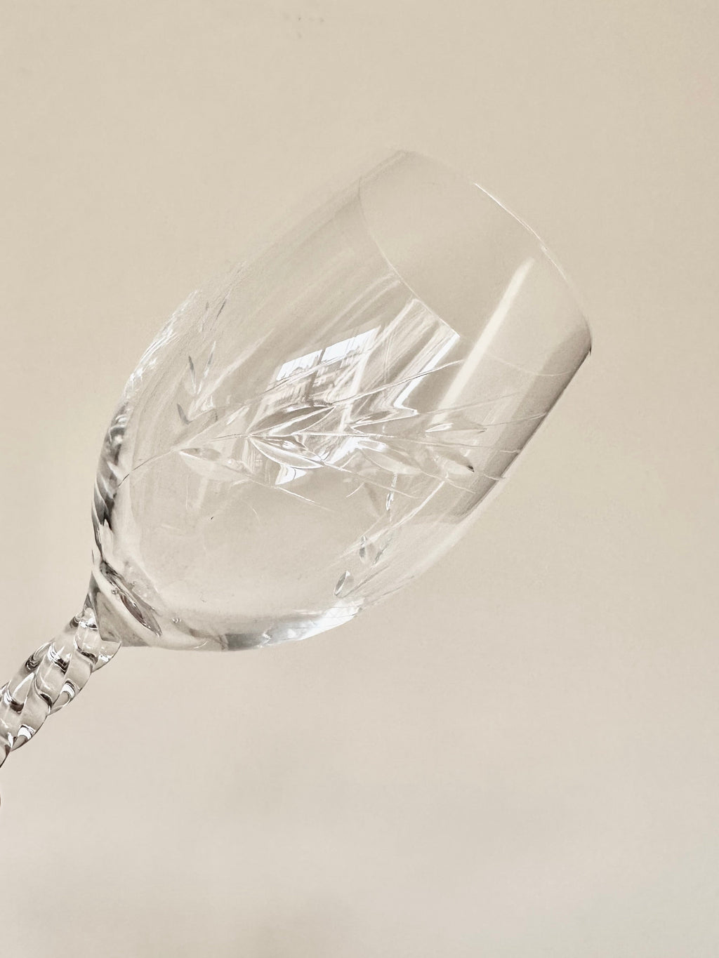 Série de six verres à vin et six verres à eau