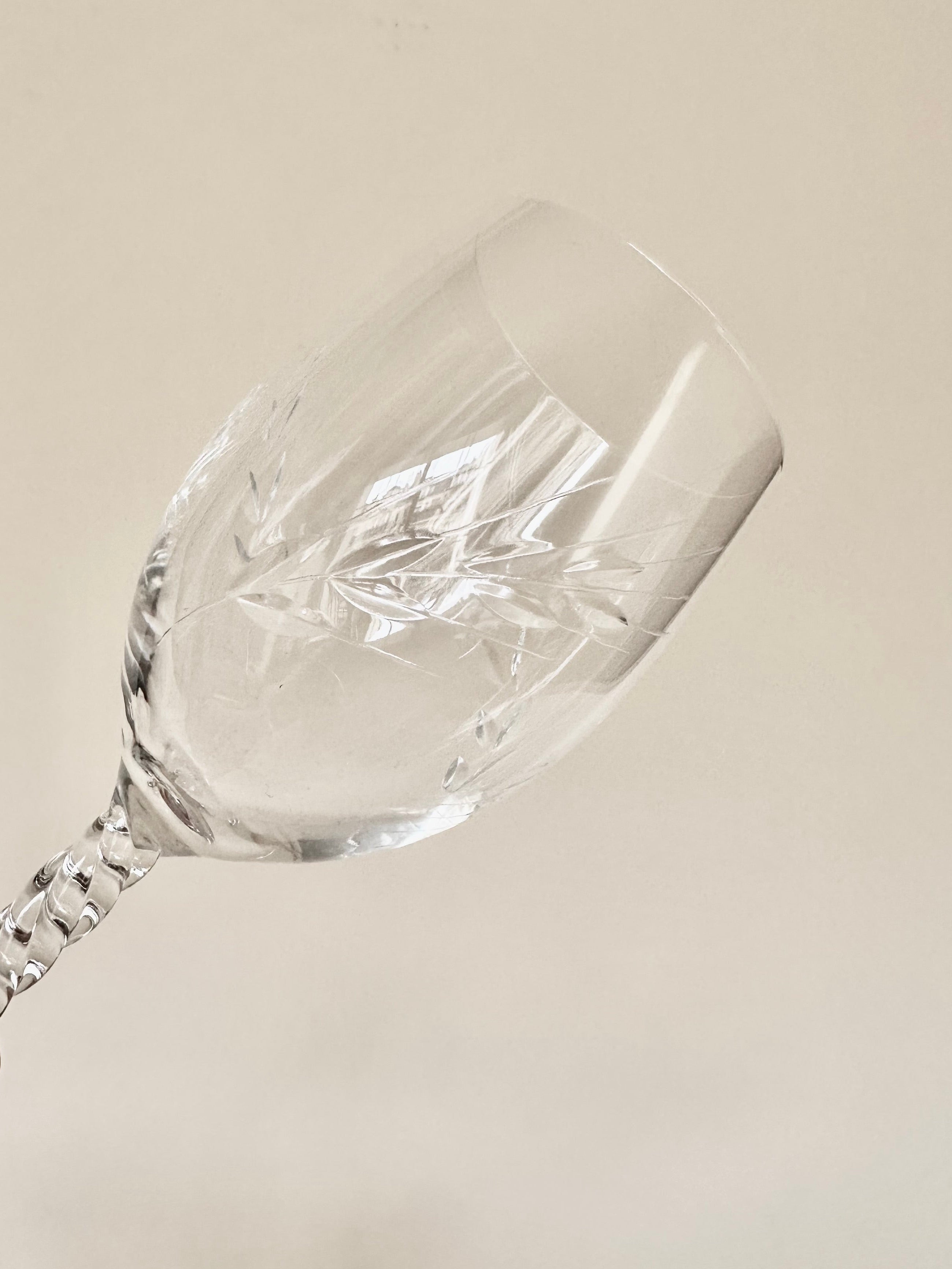 Série de six verres à vin et six verres à eau
