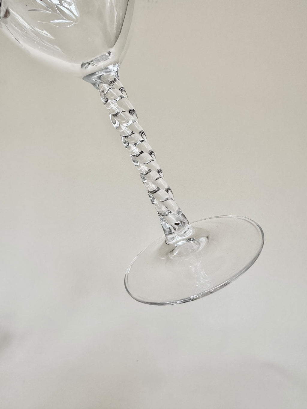 Série de six verres à vin et six verres à eau