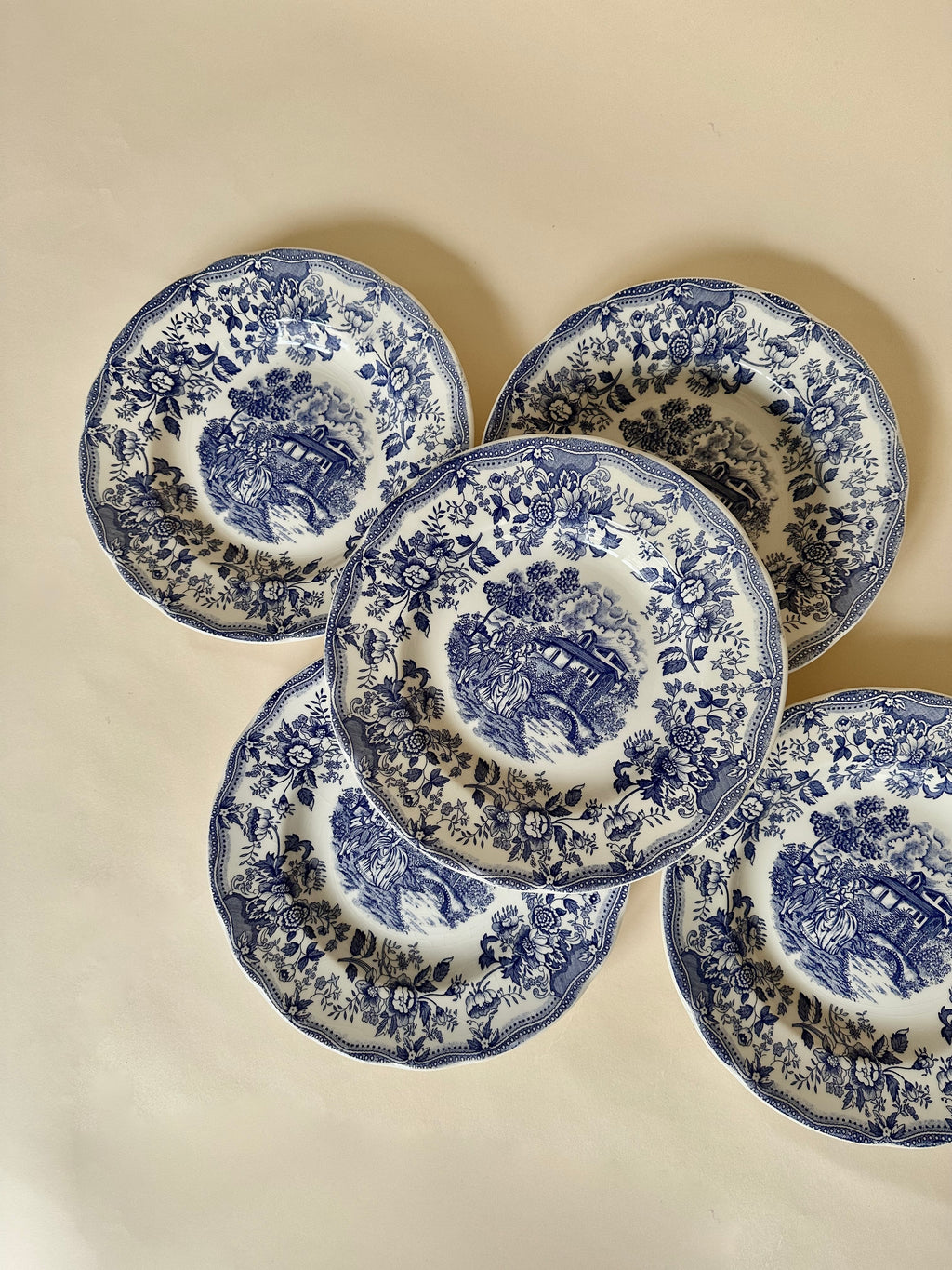Set de cinq assiettes creuses anglaises, en céramique ironstone, scène romantique