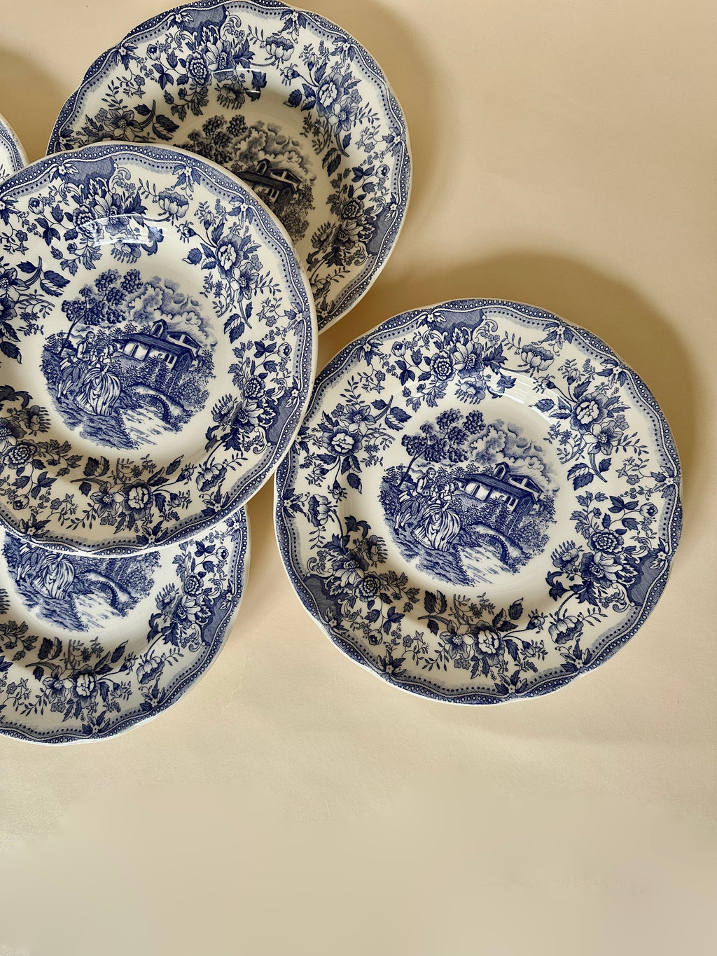 Set de cinq assiettes creuses anglaises, en céramique ironstone, scène romantique
