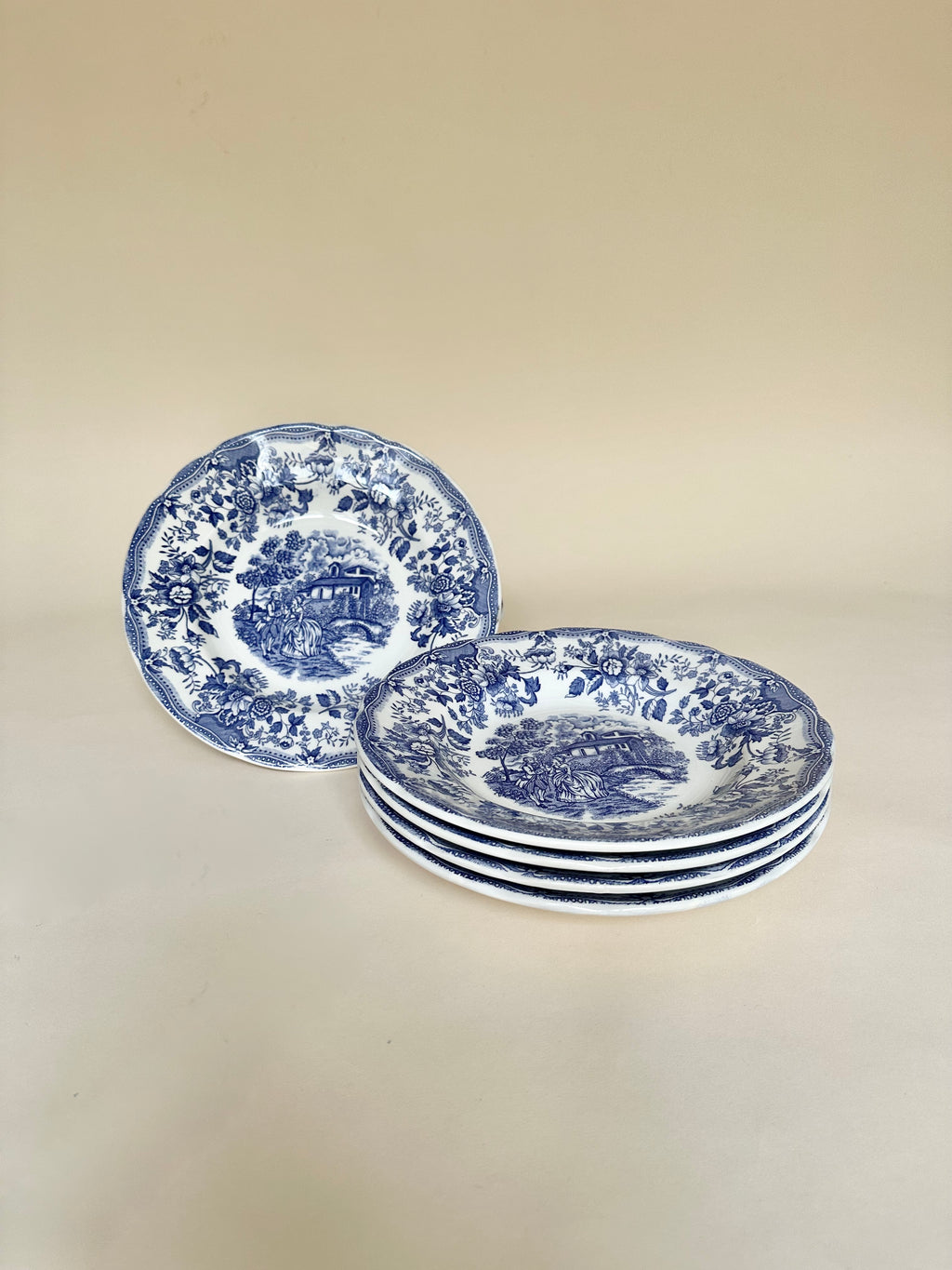 Set de cinq assiettes creuses anglaises, en céramique ironstone, scène romantique