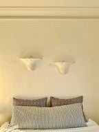Paire d'appliques en plâtre, décor palmettes, XXe