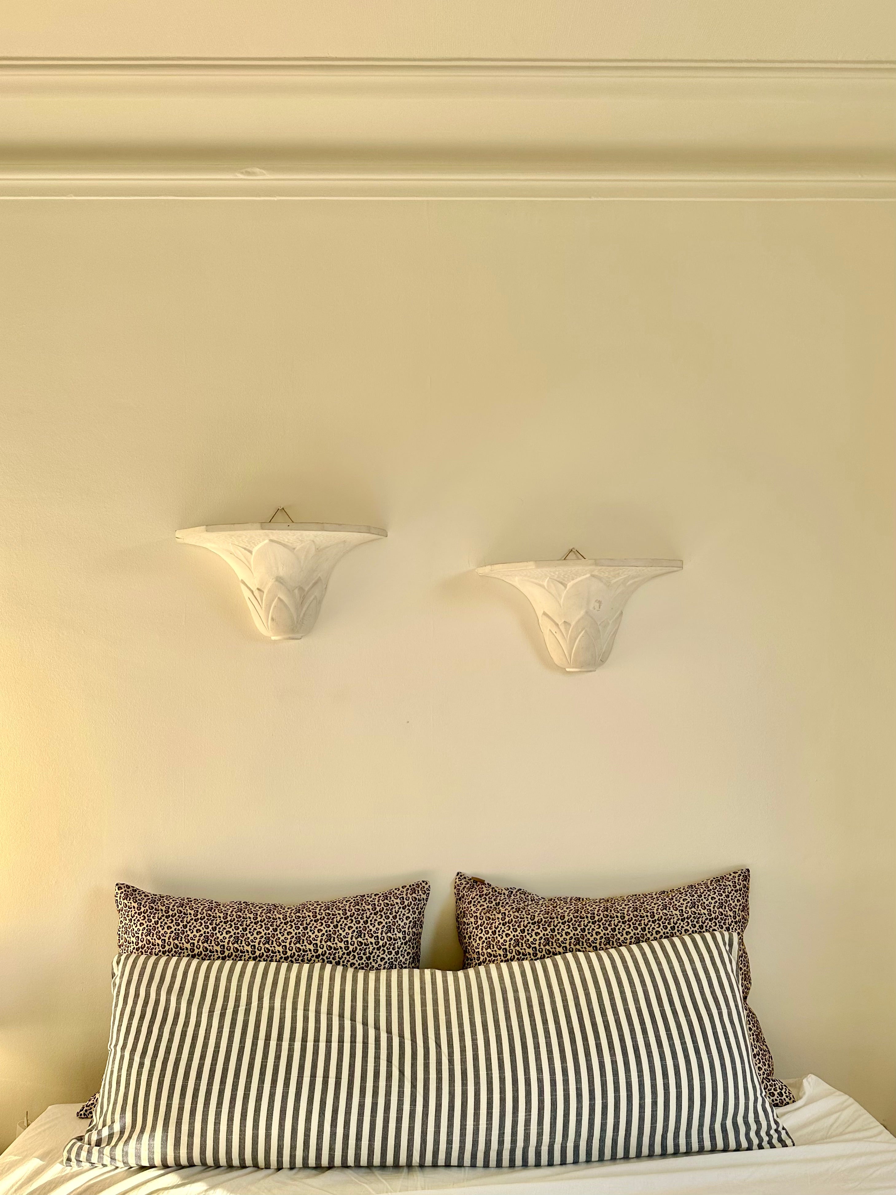 Paire d'appliques en plâtre, décor palmettes, XXe