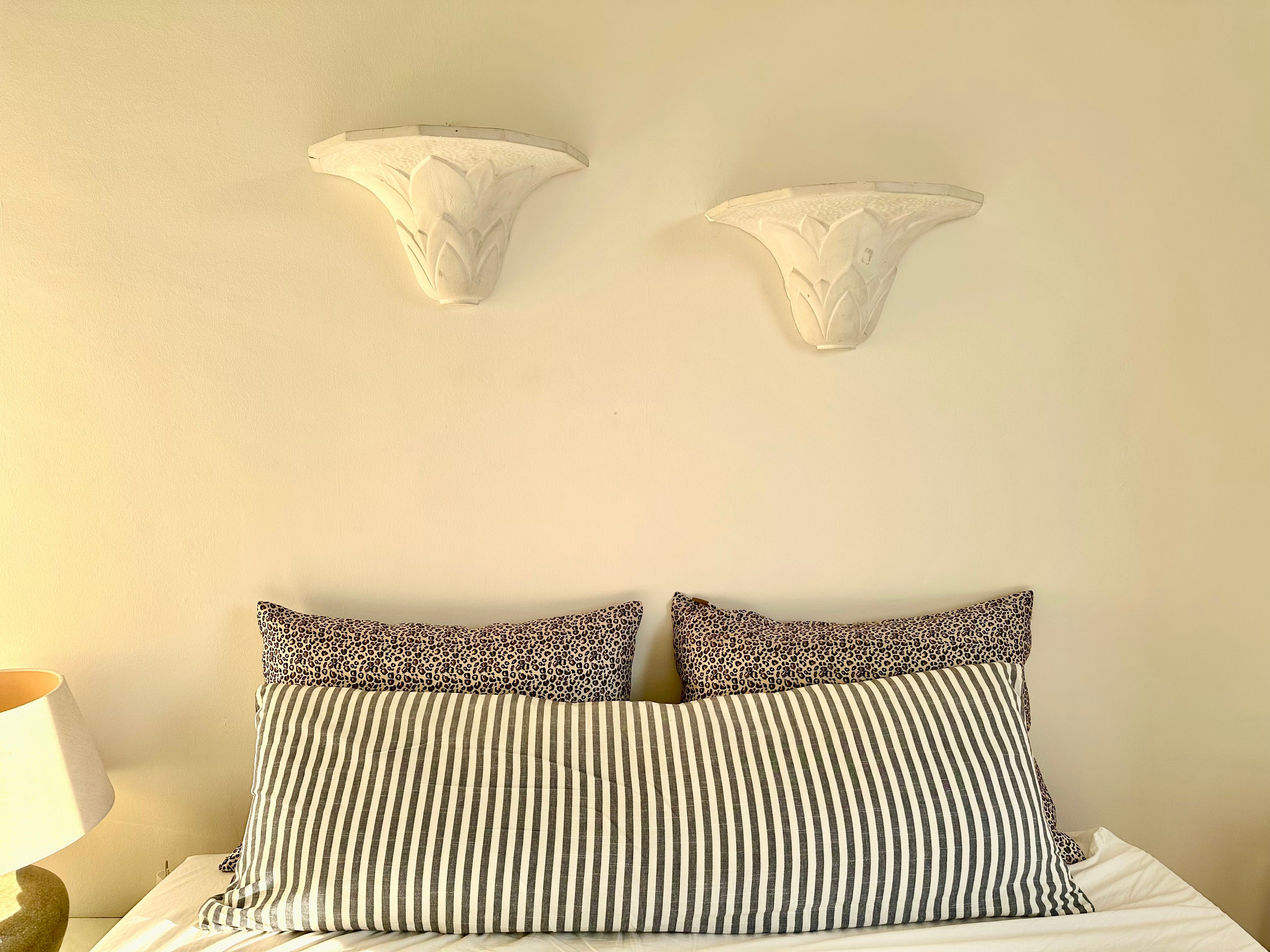 Paire d'appliques en plâtre, décor palmettes, XXe