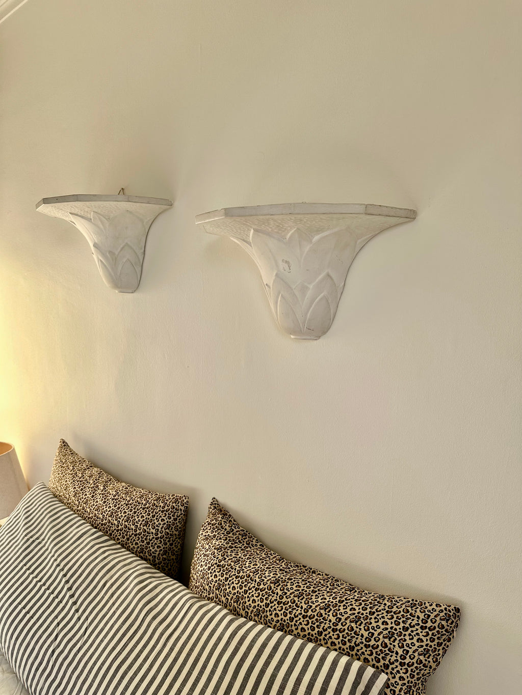 Paire d'appliques en plâtre, décor palmettes, XXe