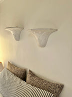 Paire d'appliques en plâtre, décor palmettes, XXe