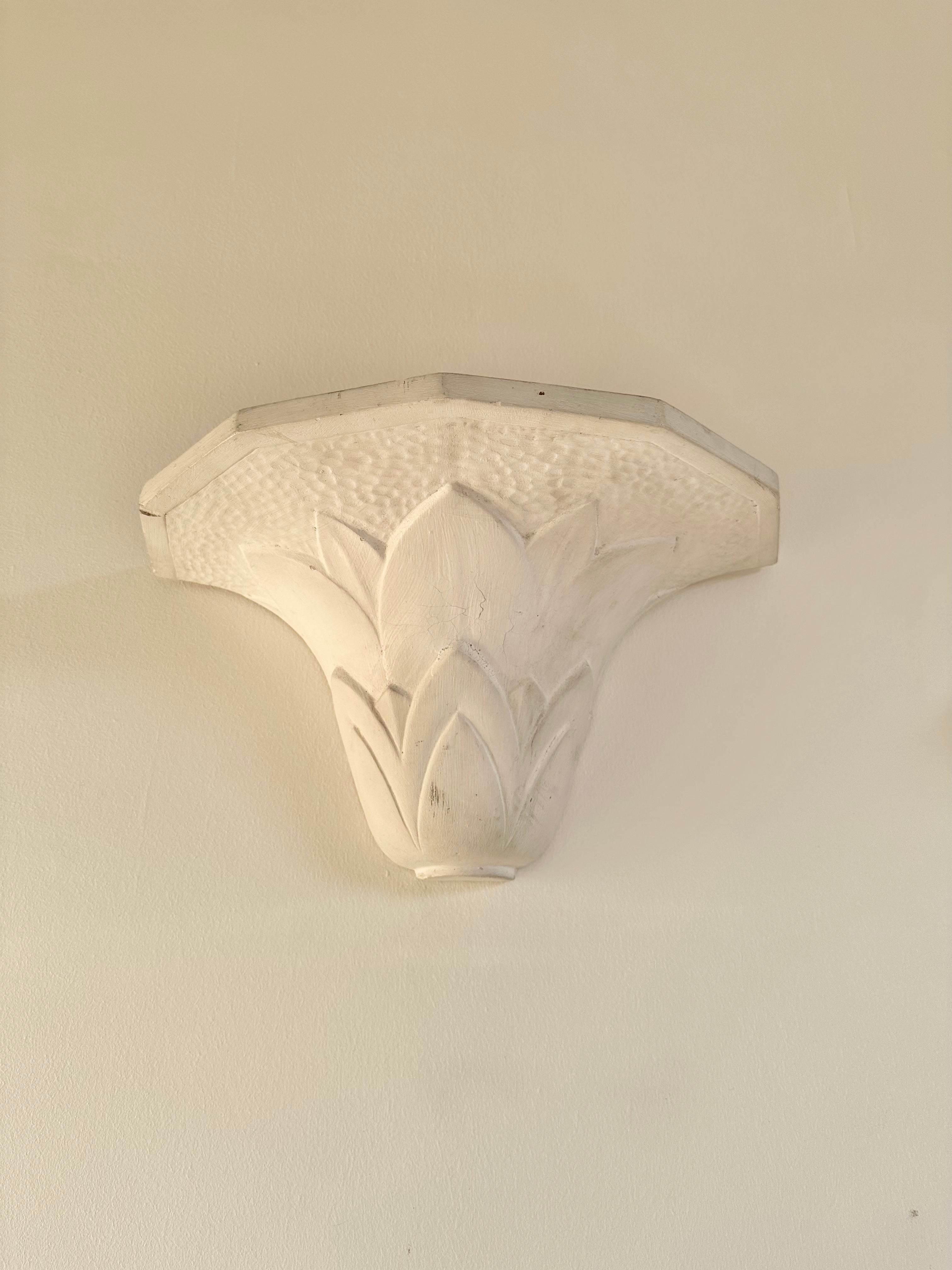 Paire d'appliques en plâtre, décor palmettes, XXe
