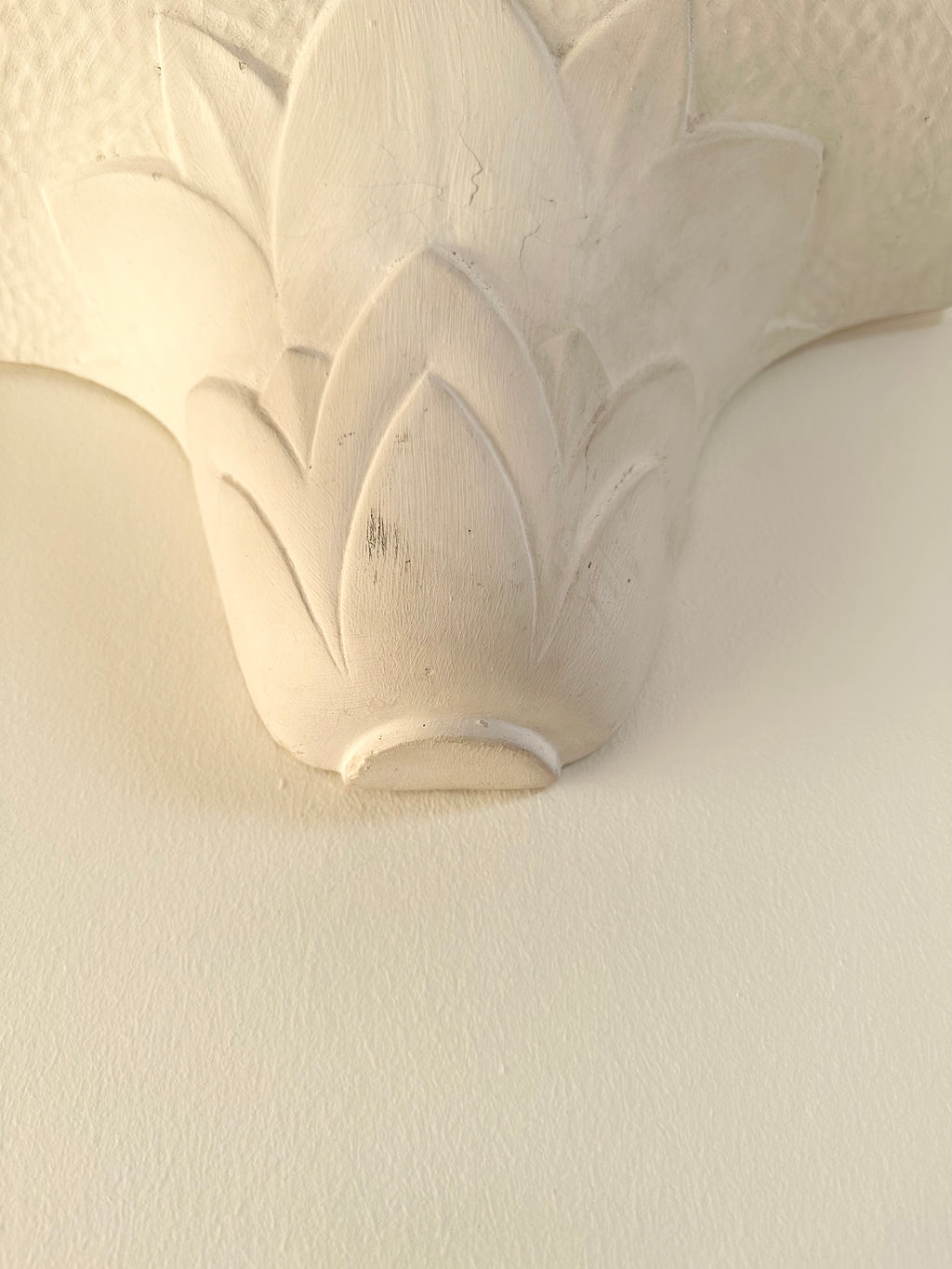Paire d'appliques en plâtre, décor palmettes, XXe