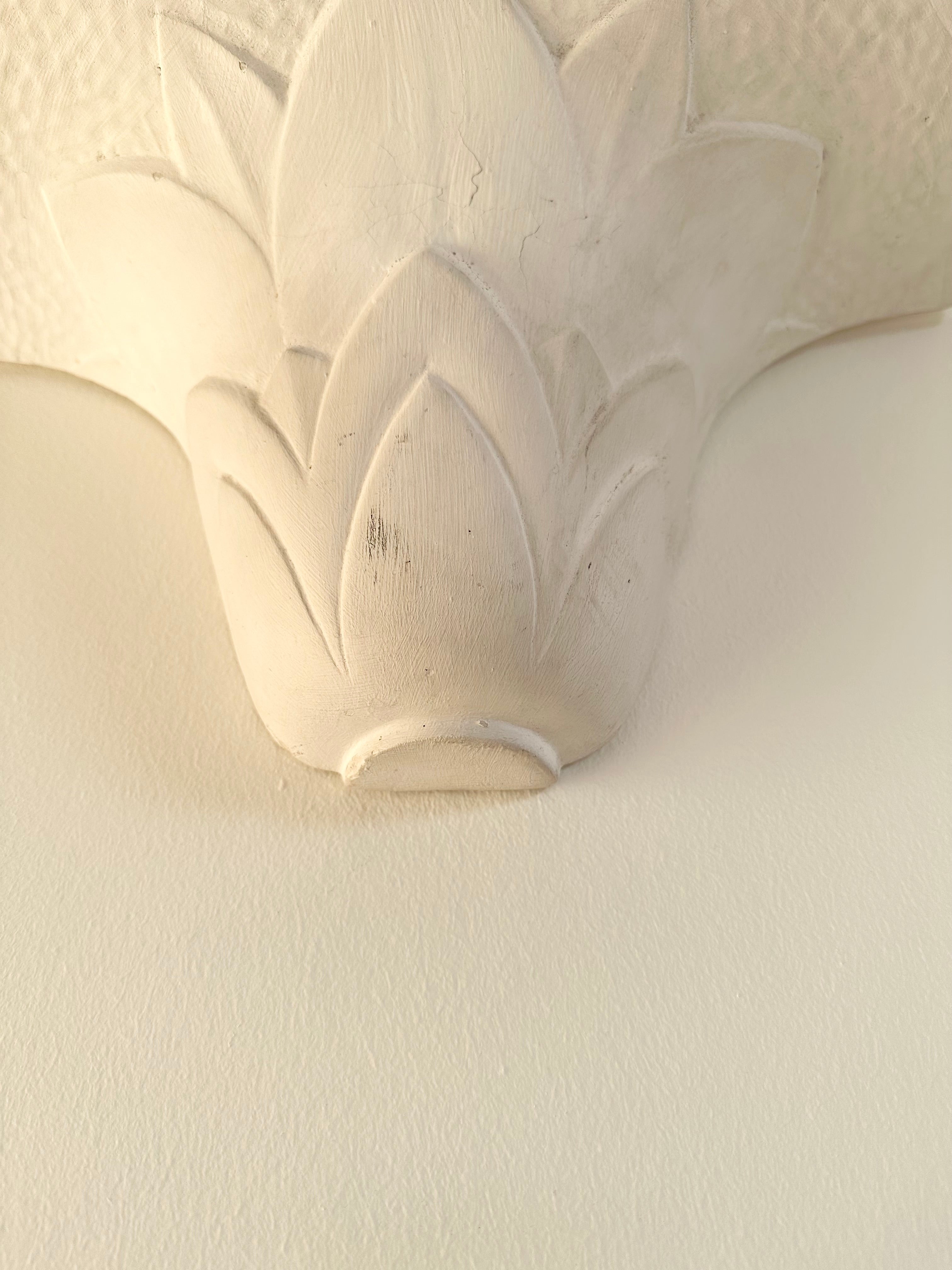 Paire d'appliques en plâtre, décor palmettes, XXe