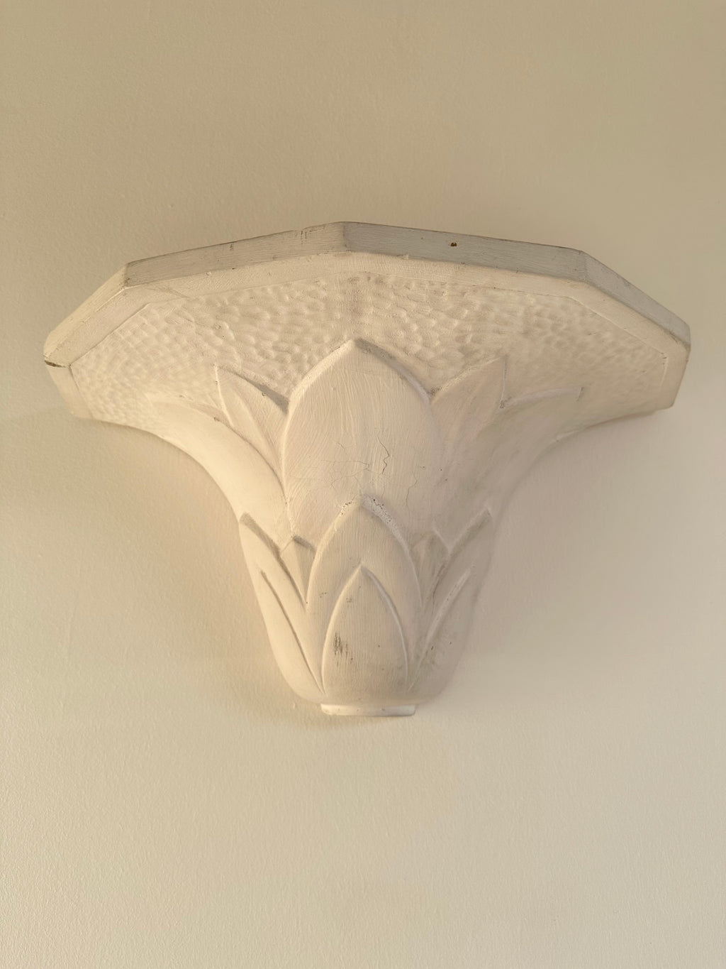 Paire d'appliques en plâtre, décor palmettes, XXe