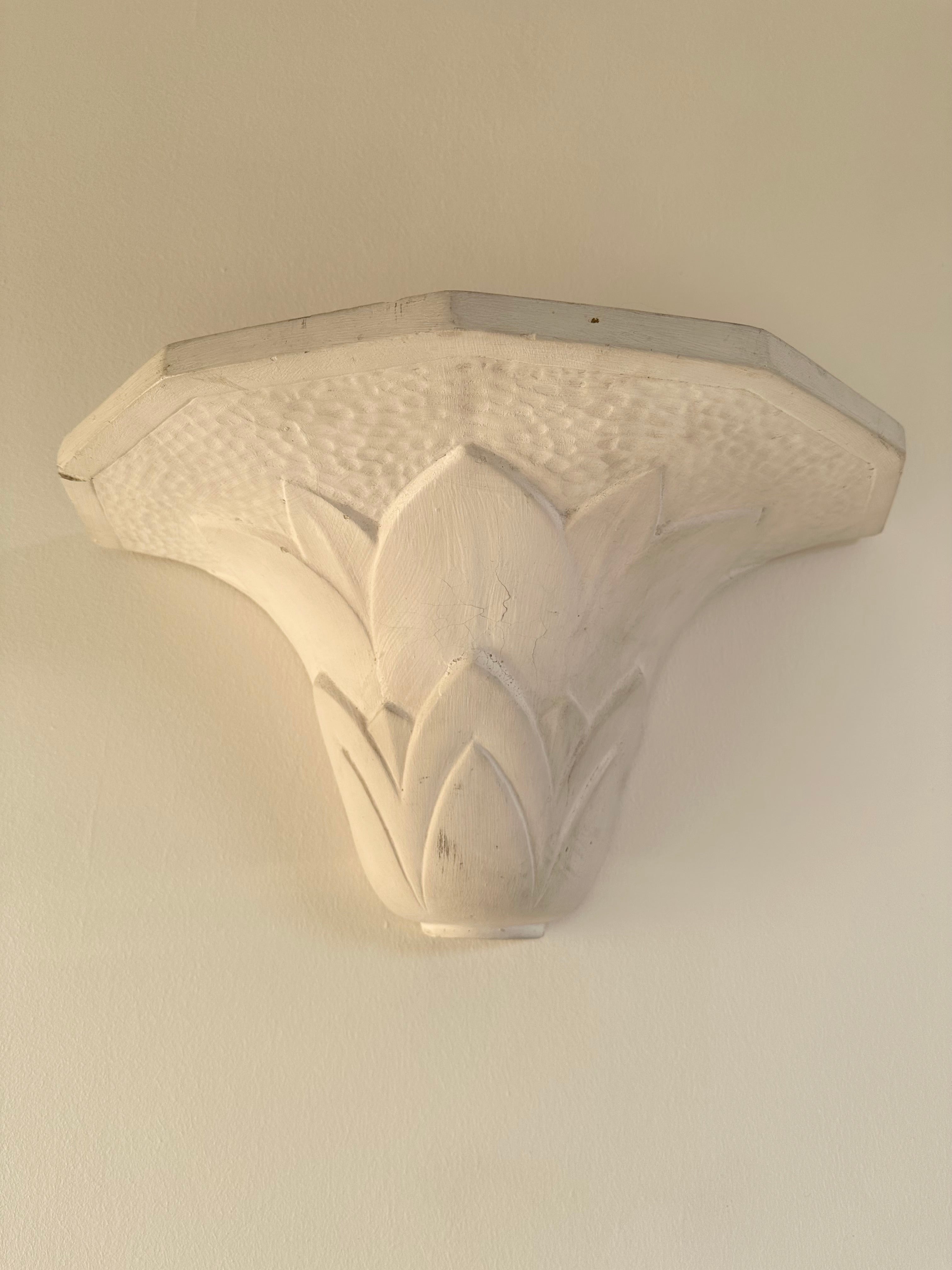 Paire d'appliques en plâtre, décor palmettes, XXe