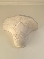 Paire d'appliques en plâtre, décor palmettes, XXe