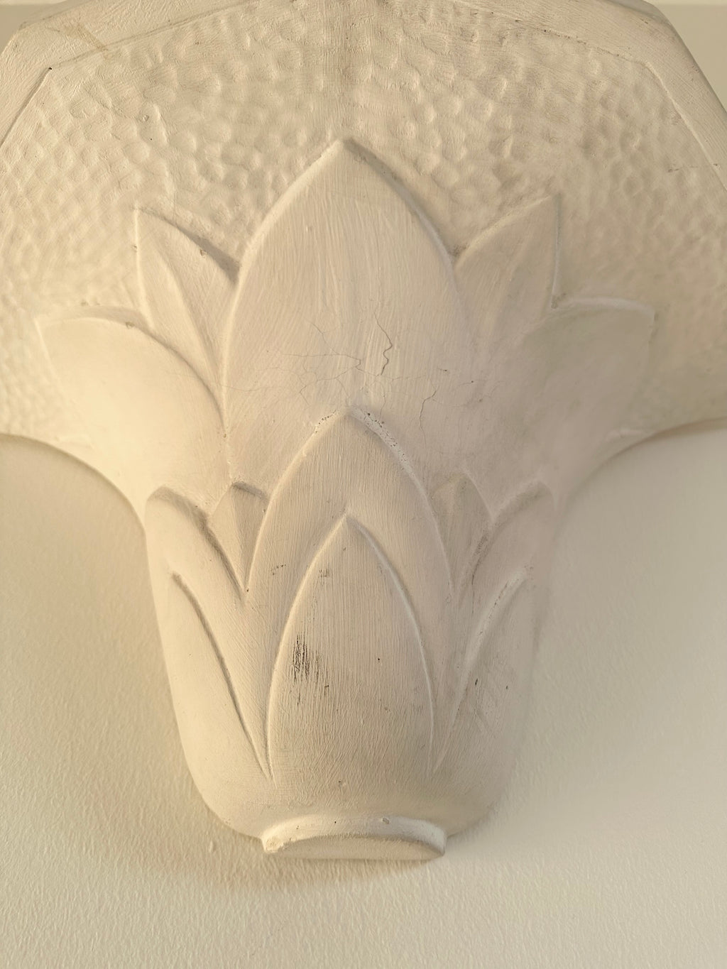 Paire d'appliques en plâtre, décor palmettes, XXe