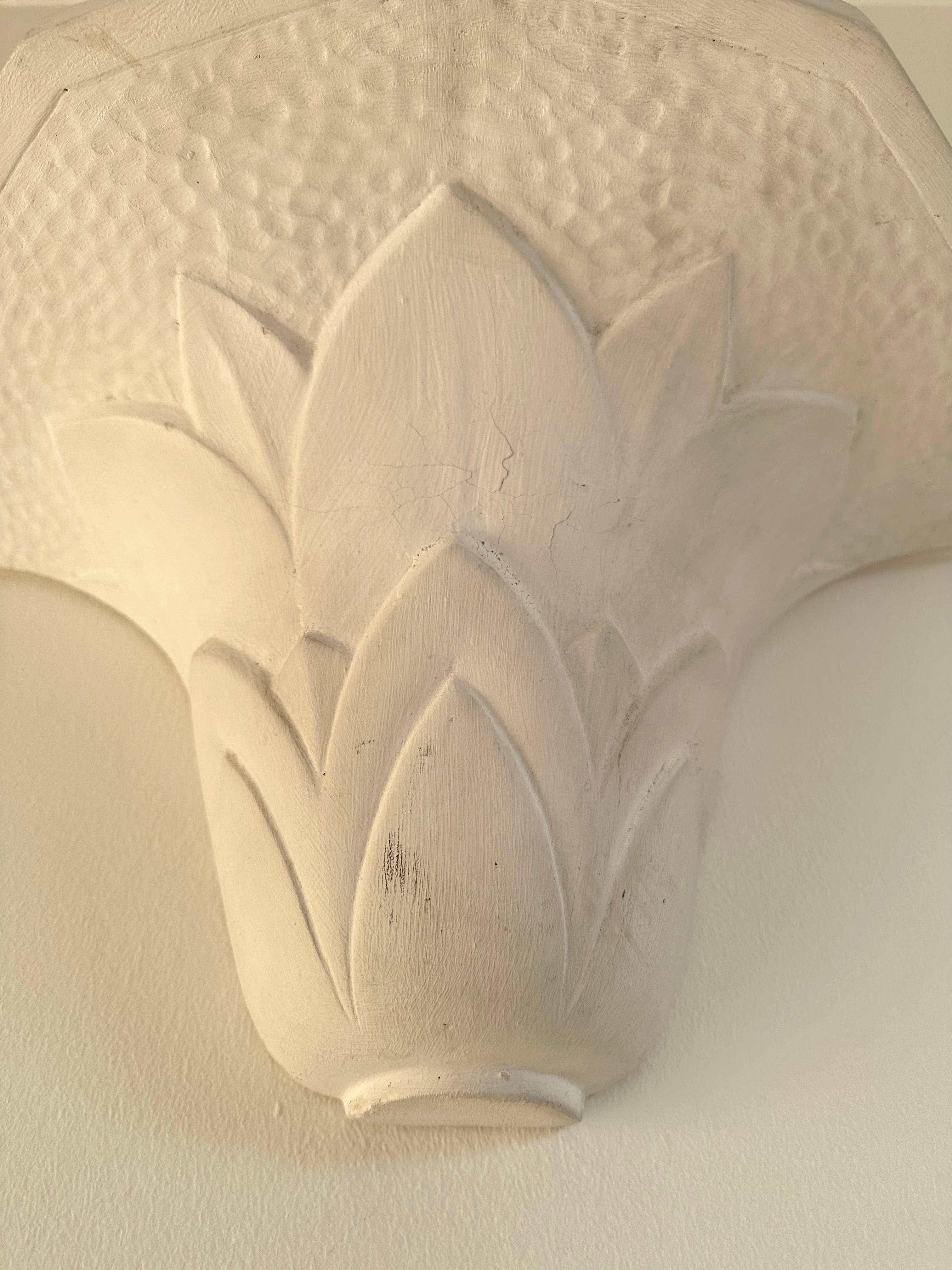 Paire d'appliques en plâtre, décor palmettes, XXe