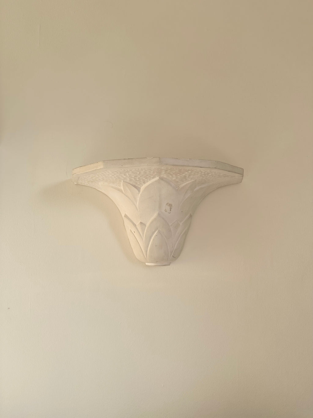 Paire d'appliques en plâtre, décor palmettes, XXe