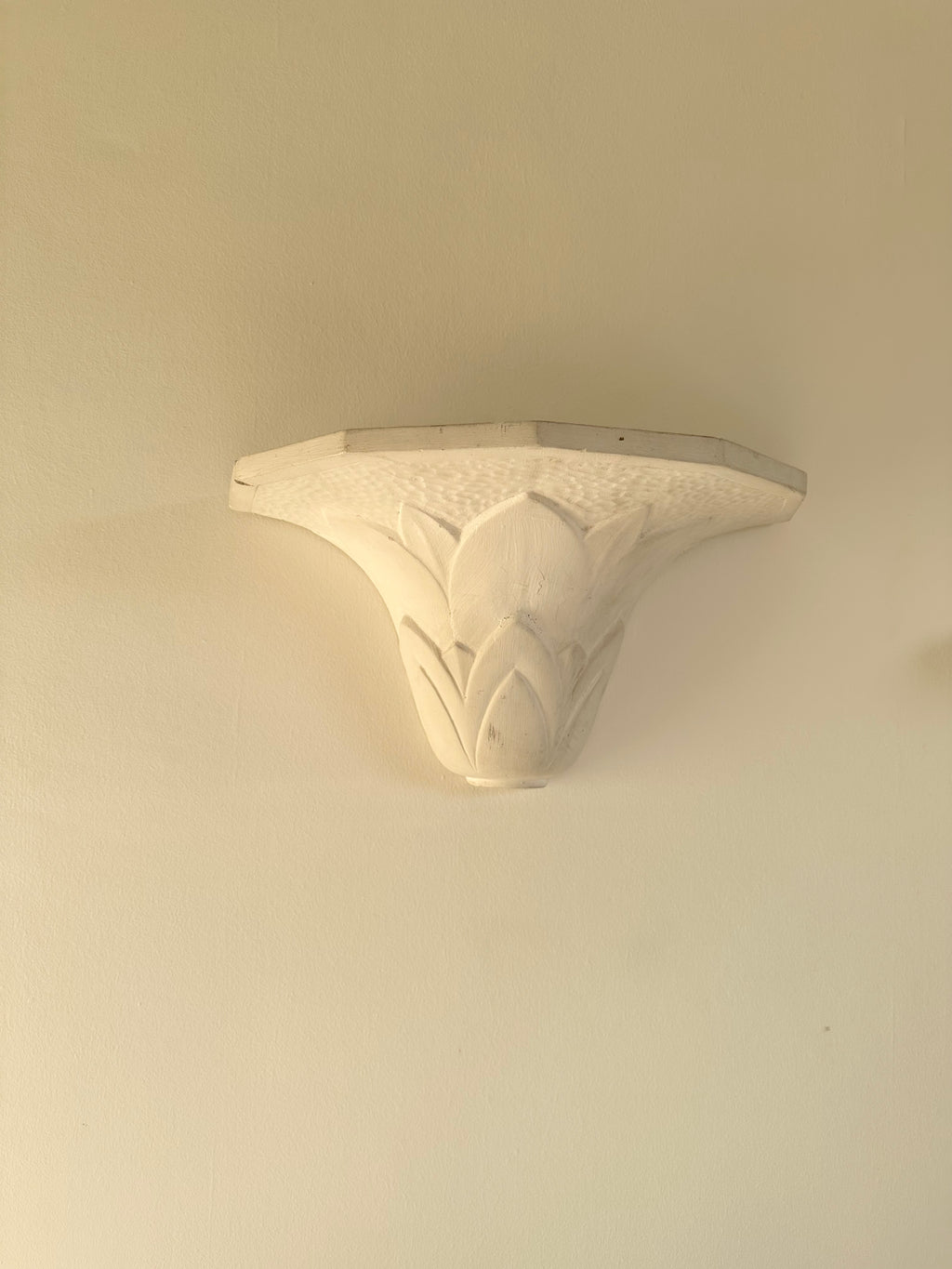 Paire d'appliques en plâtre, décor palmettes, XXe