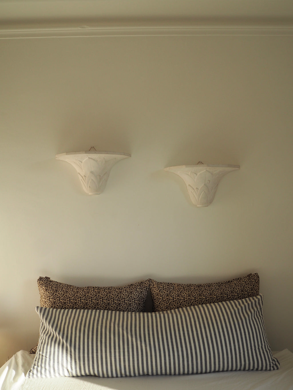 Paire d'appliques en plâtre, décor palmettes, XXe