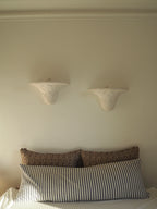 Paire d'appliques en plâtre, décor palmettes, XXe