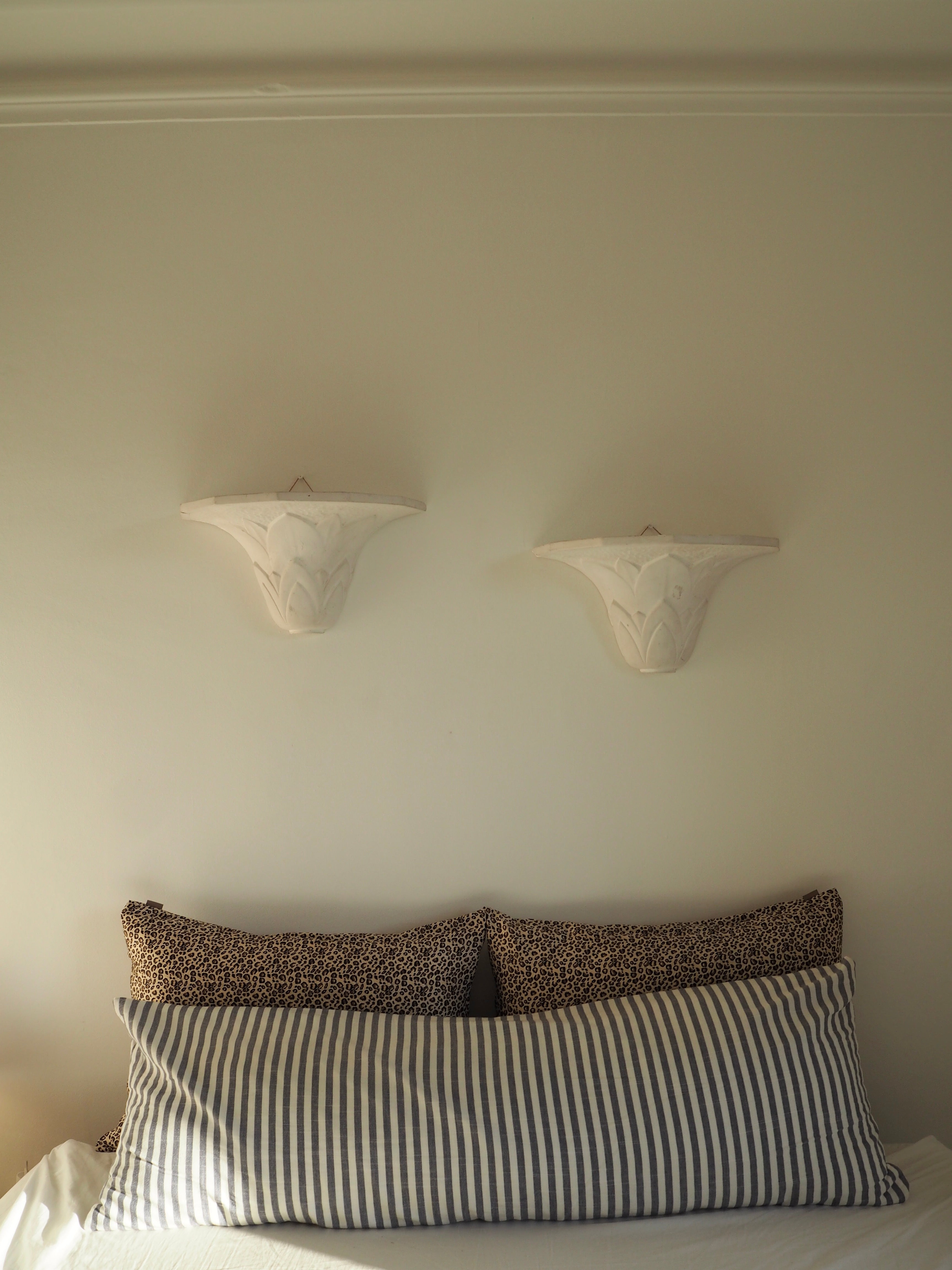 Paire d'appliques en plâtre, décor palmettes, XXe