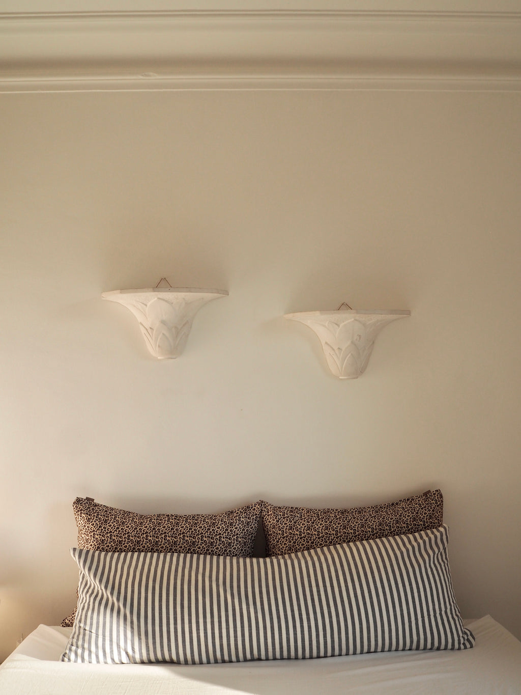 Paire d'appliques en plâtre, décor palmettes, XXe