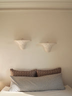 Paire d'appliques en plâtre, décor palmettes, XXe