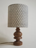 Lampe en bois avec abat-jour en block print